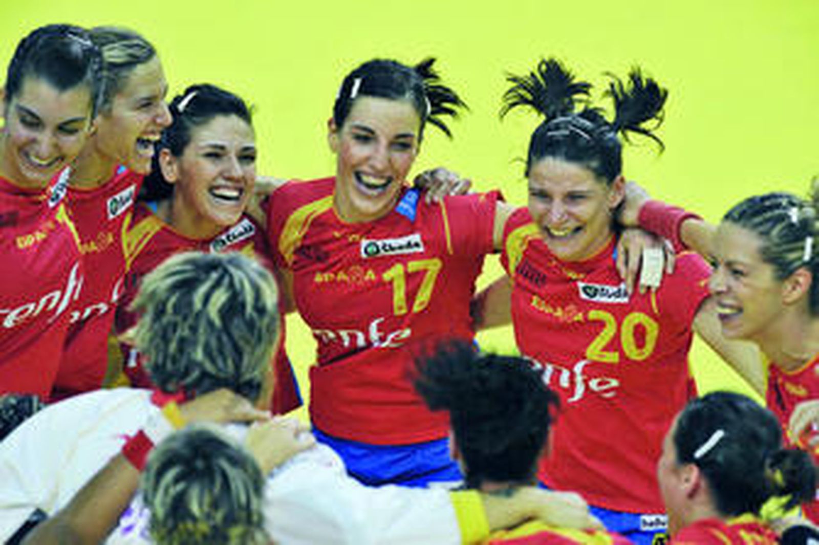 Noelia Oncina, con el número 20, celebra el pase a la final del Europeo tras vencer a Alemania.