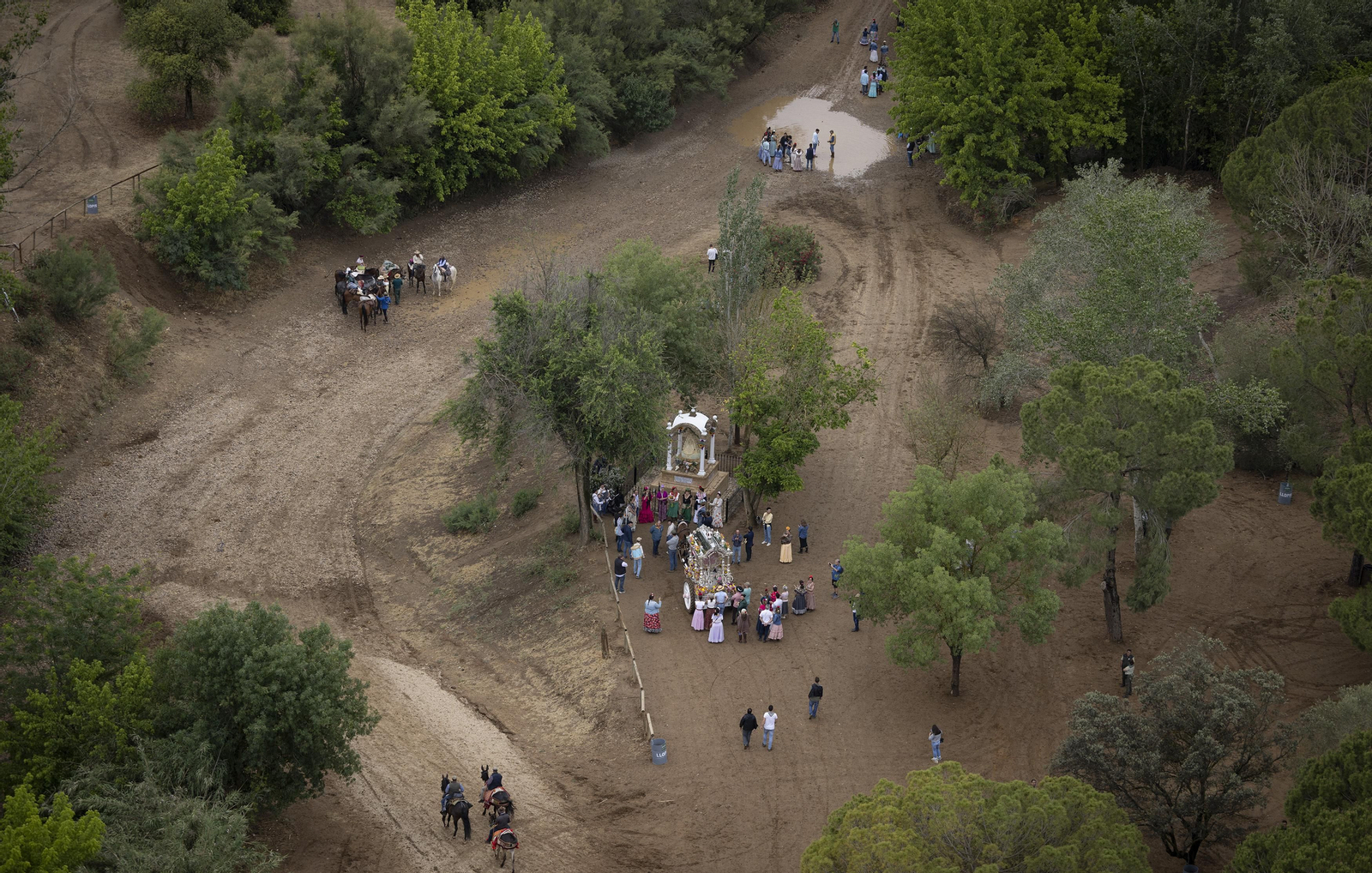 Las impresionantes fotos del camino del Rocío, desde el helicóptero de la Guardia Civil