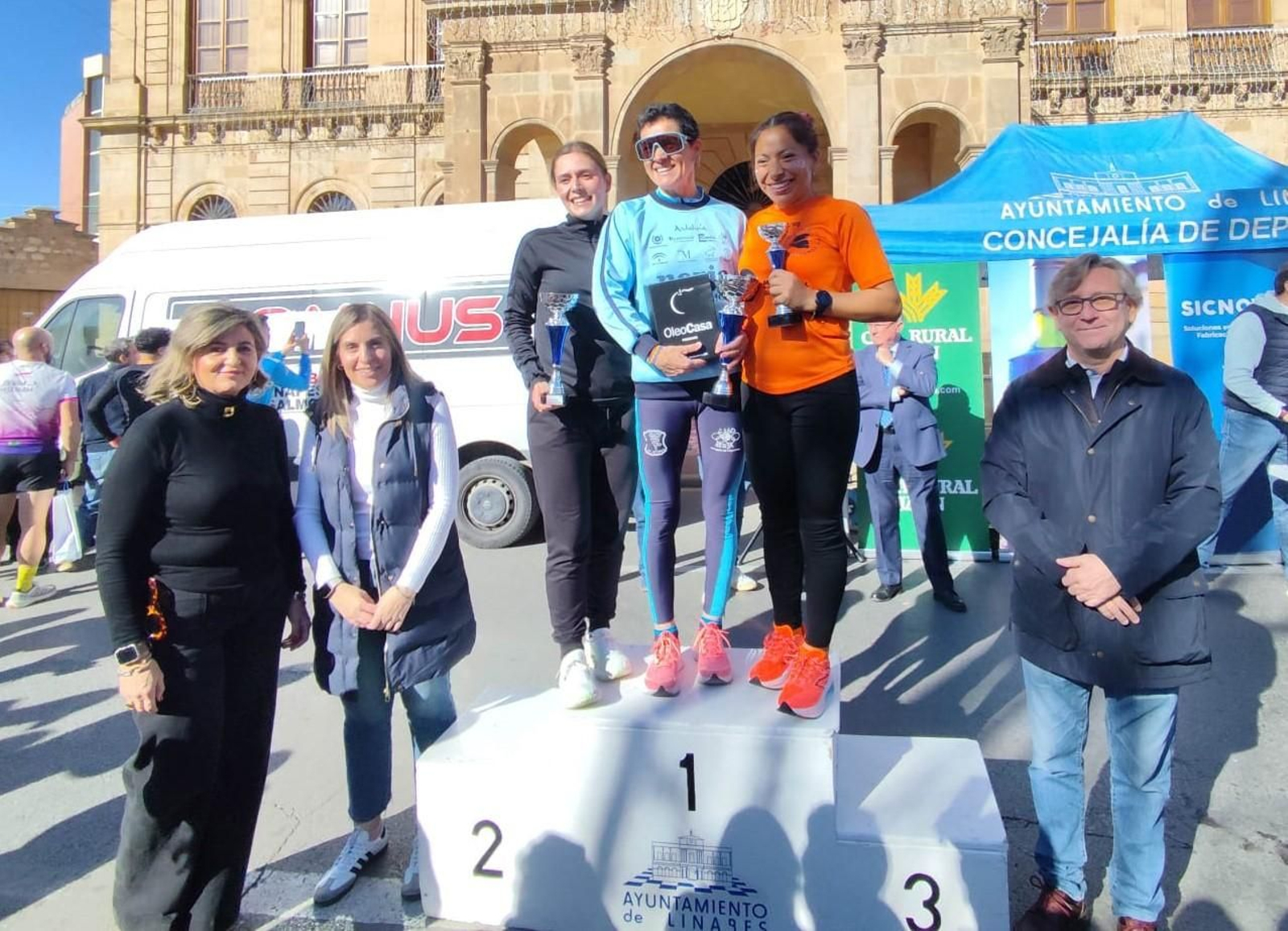 Lola Chiclana, Nerea Salas y Luz Hauman en el podio de la San Silvestre linarense.