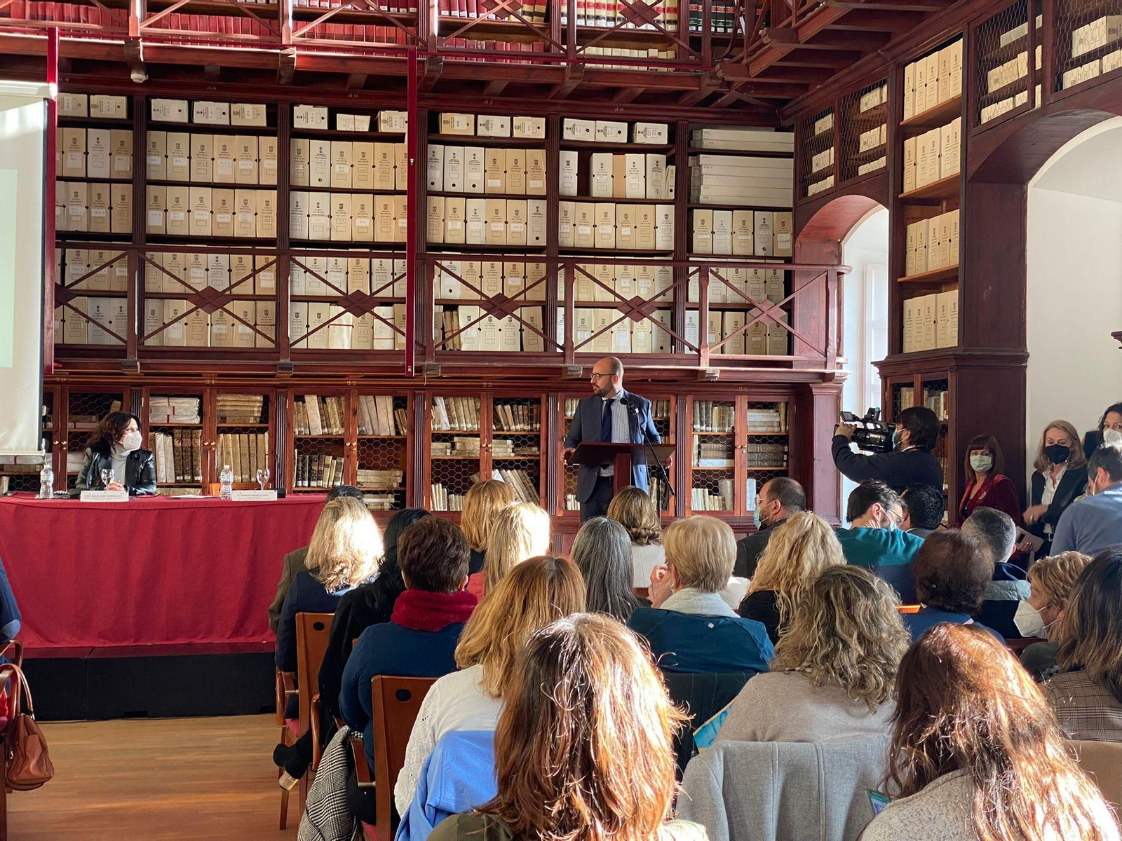 El alcalde de El Puerto, Germán Beardo, se dirige a la consejera durante las jornadas celebradas ayer.