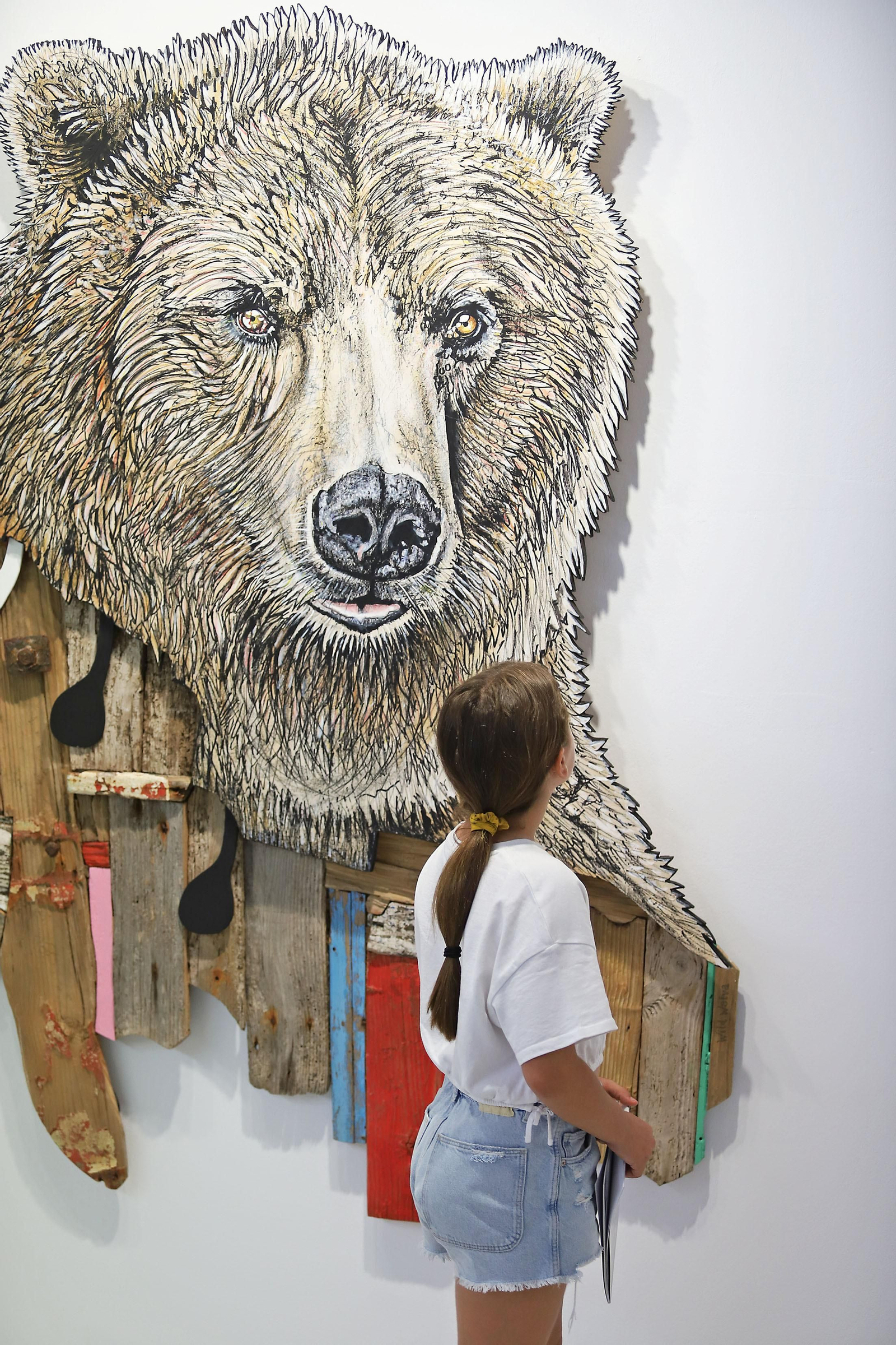 Imágenes de la exposición del artista onubense Wild Welva titulada 'El adiós, el comienzo y todo lo demás'.