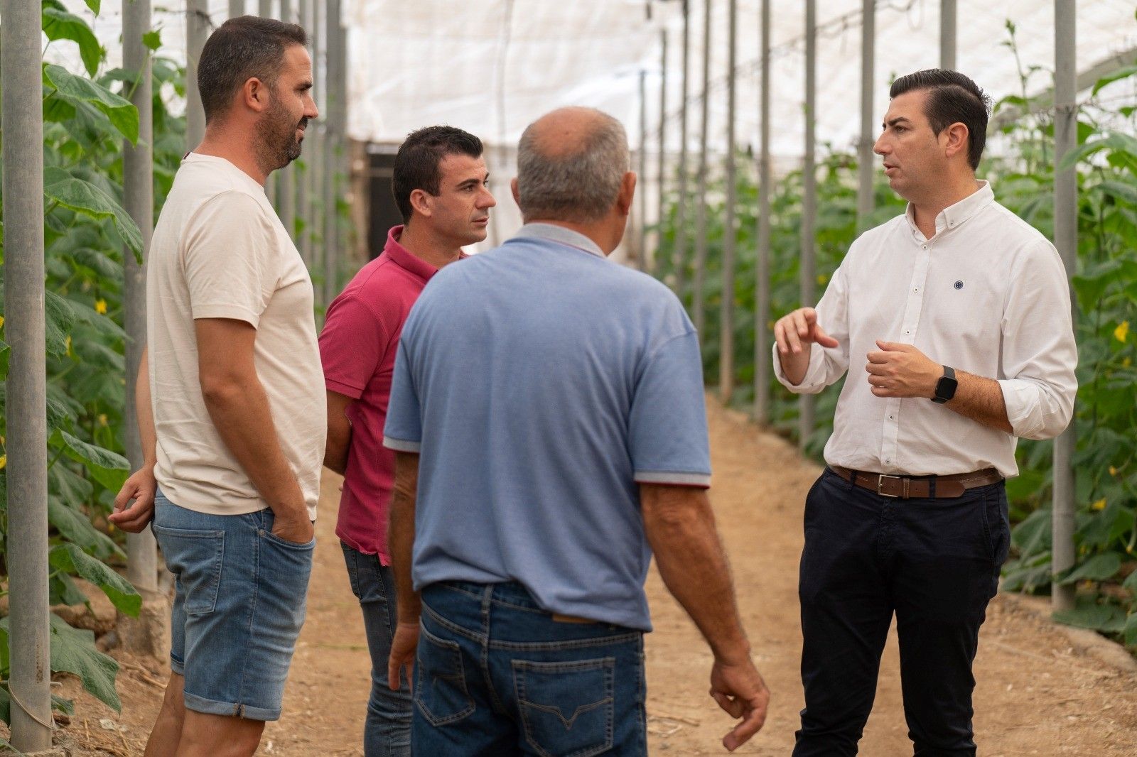 El alcalde de Níjar junto a algunos agricultores del municipio.