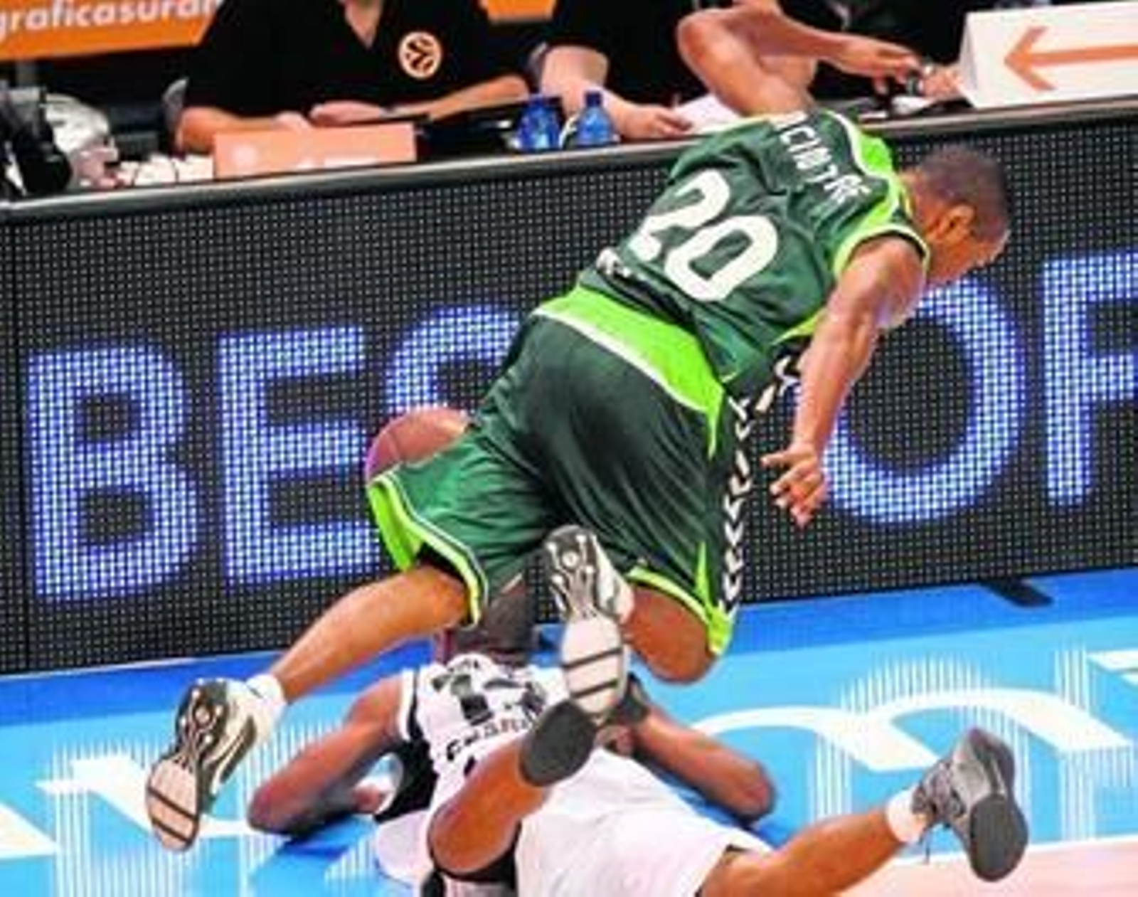 McIntyre salta sobre Mallet en el partido de Euroliga.