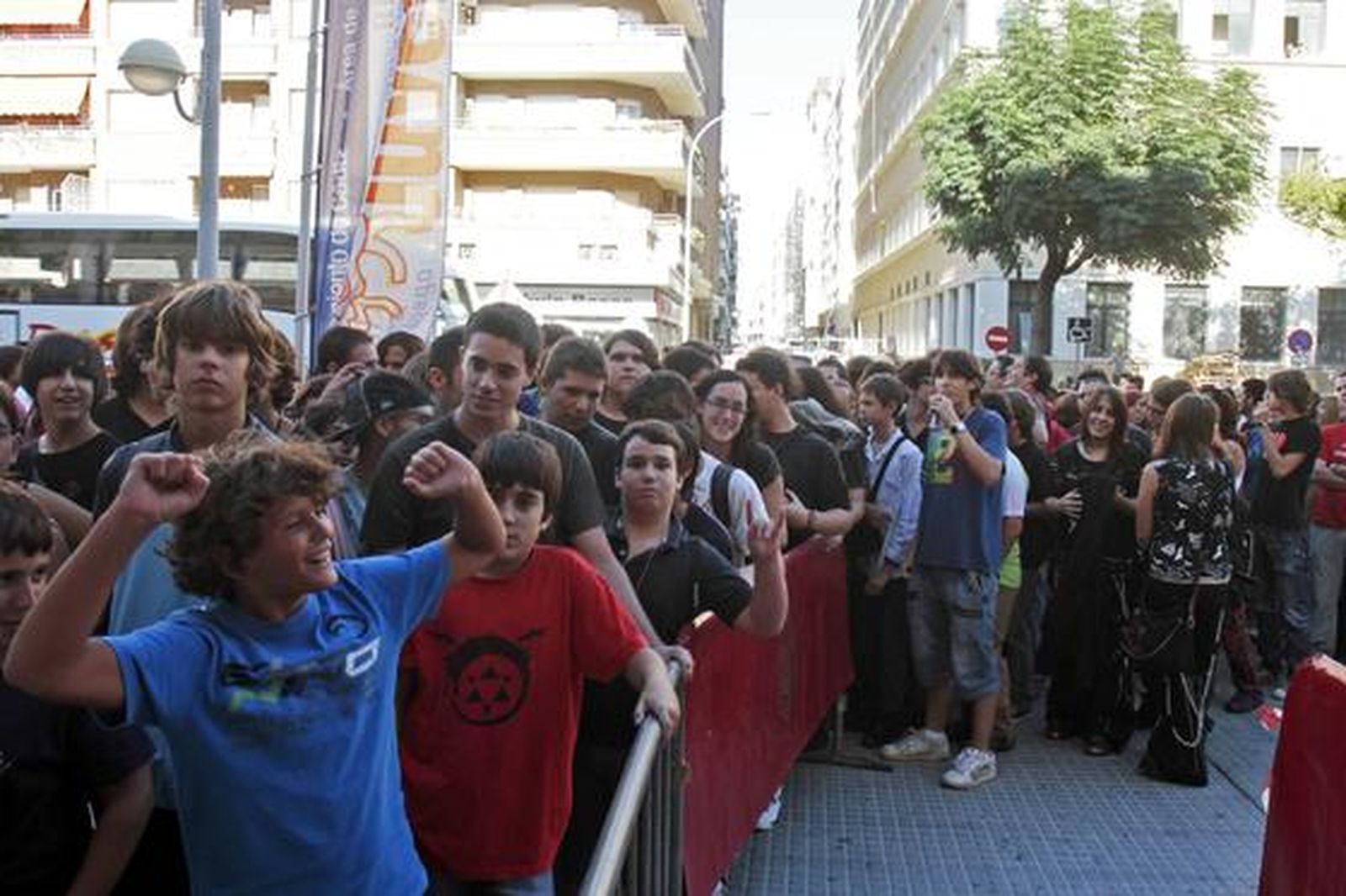 Cientos de jóvenes se acercan a la cultura japonesa en la inauguración del V Salón Manga de Cádiz. 

Foto: Lourdes de Vicente