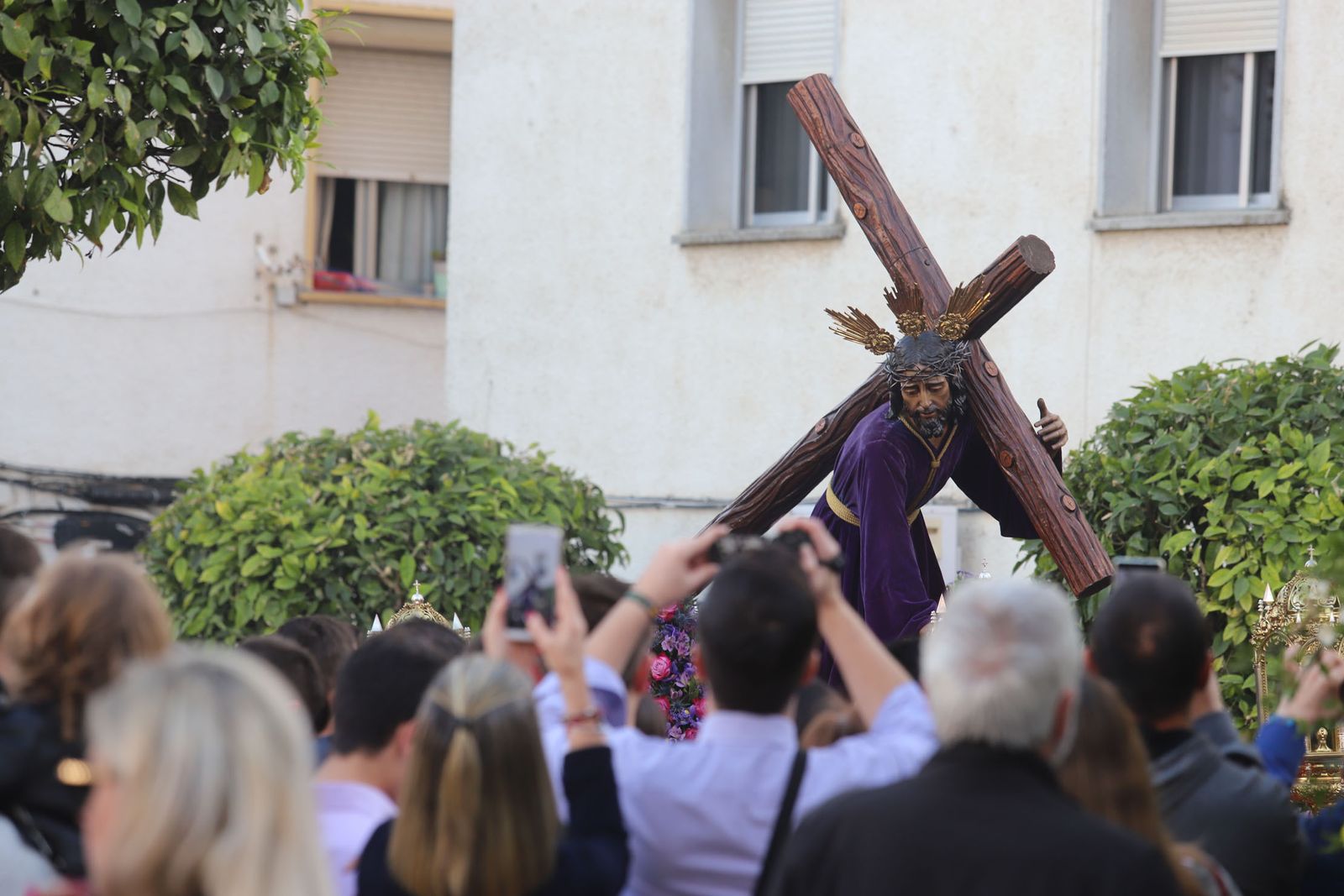 Imágenes del traslado del Cristo de Las Penas en sus Tres Caídas a la Milagrosa
