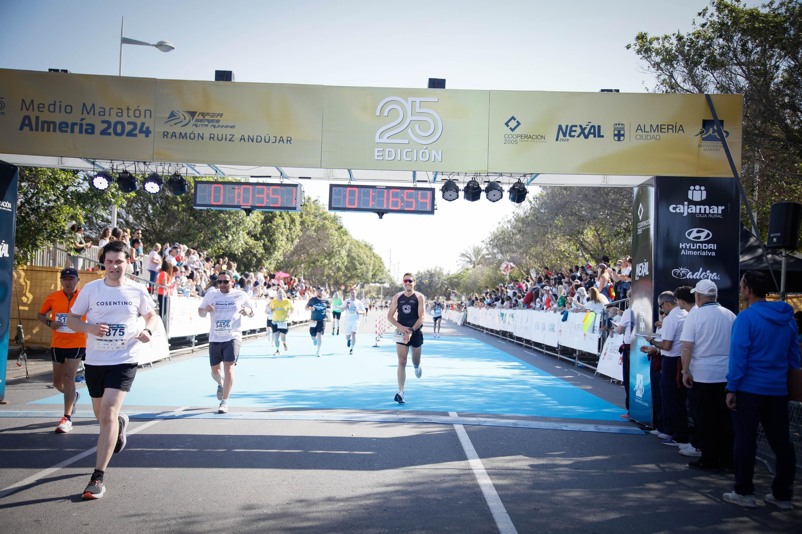 Imágenes de la llegada de la Media maratón Ciudad de Almería