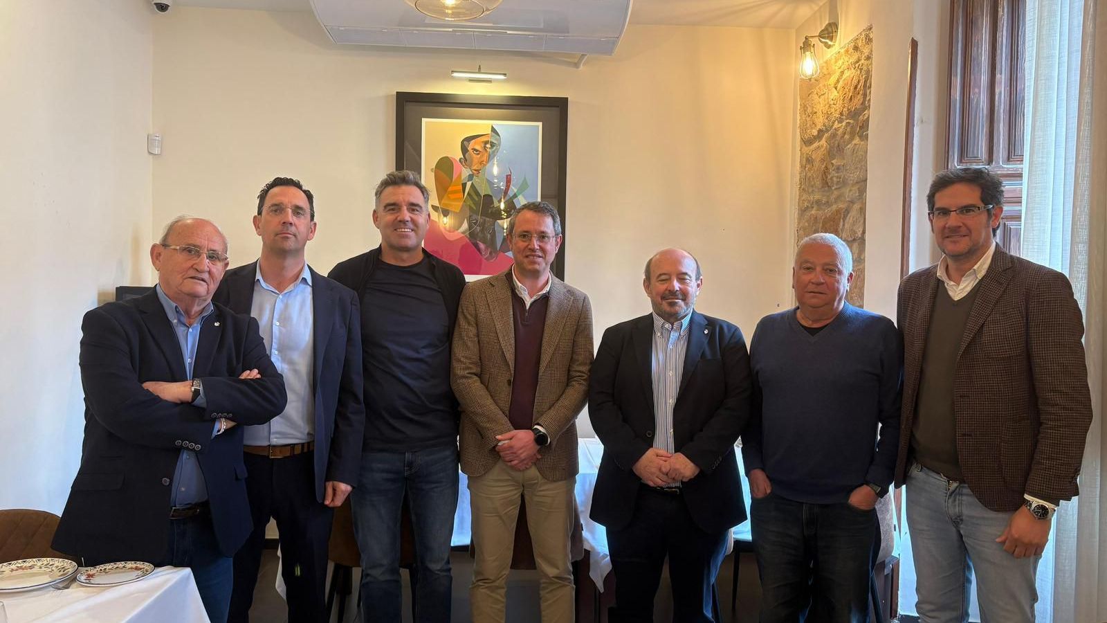 Foto de familia de la comida institucional celebrada en Linares.