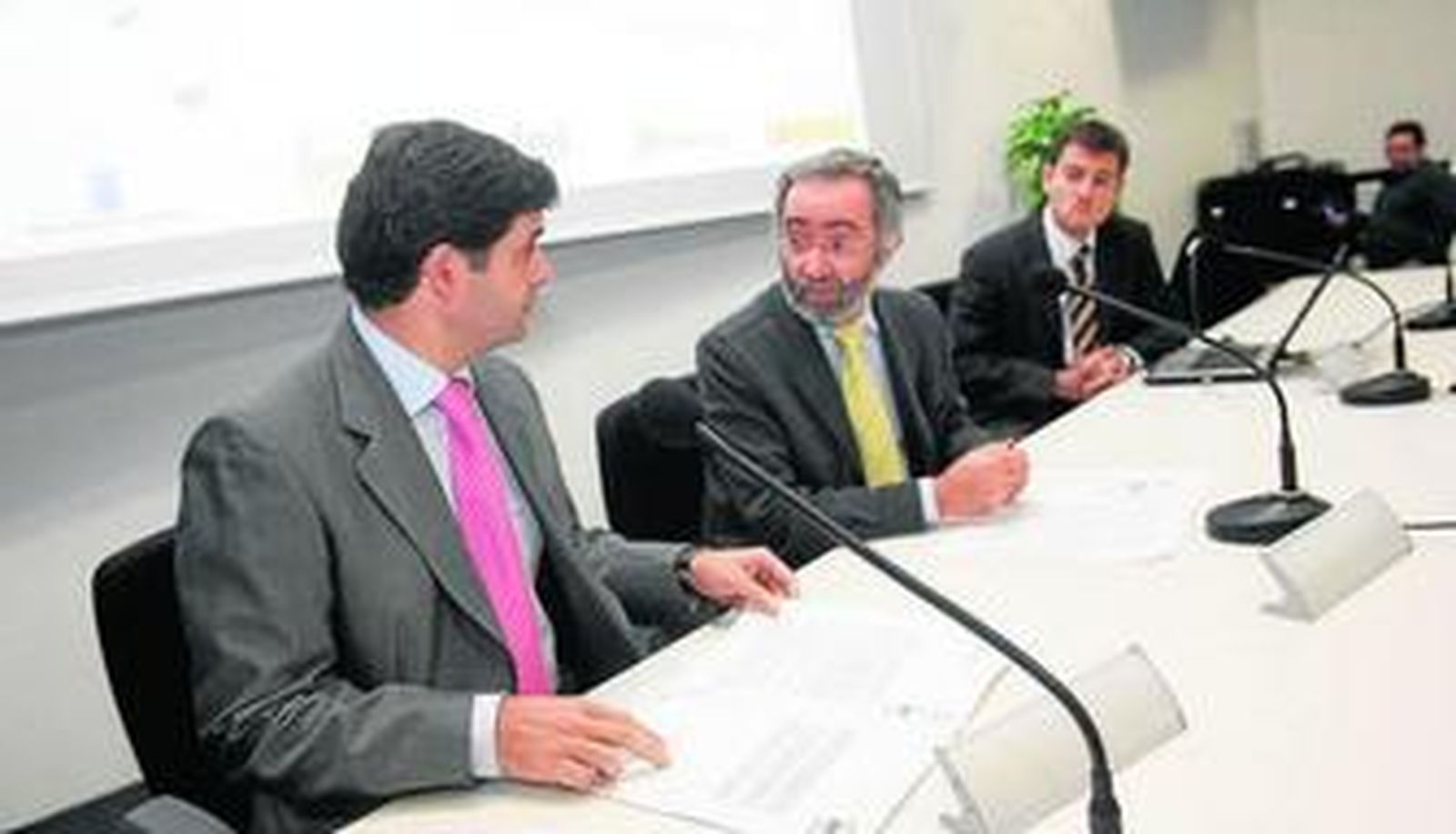 De izquierda a derecha, Rafael Contreras, Francisco Lebrero y Juan Miguel Rodríguez, ayer durante la presentación de 'Conecta Industria'