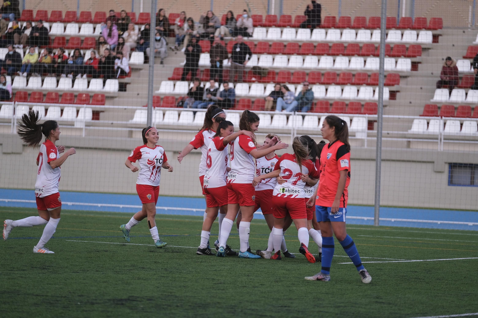 Alegría de las rojiblancas por un gol en su estadio.