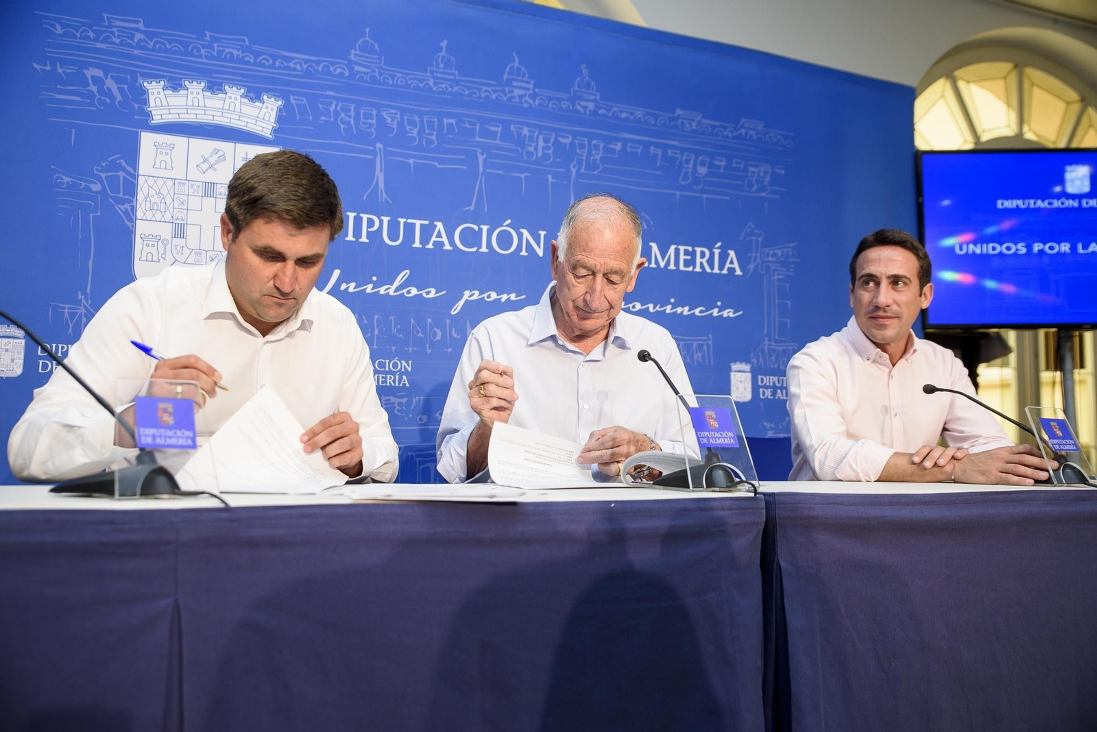 José Juan Rodríguez y Gabriel Amat, en el momento de rubricar el convenio de la Diputación con el Ayuntamiento de Roquetas de Mar.