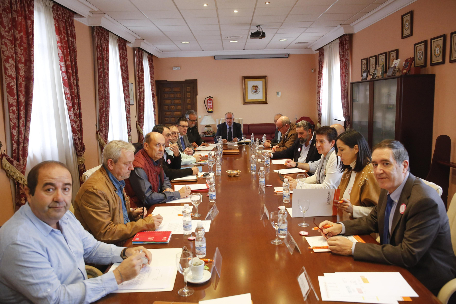 Un momento de la reunión de médicos, pacientes, sindicatos y asociaciones de consumidores de ayer.