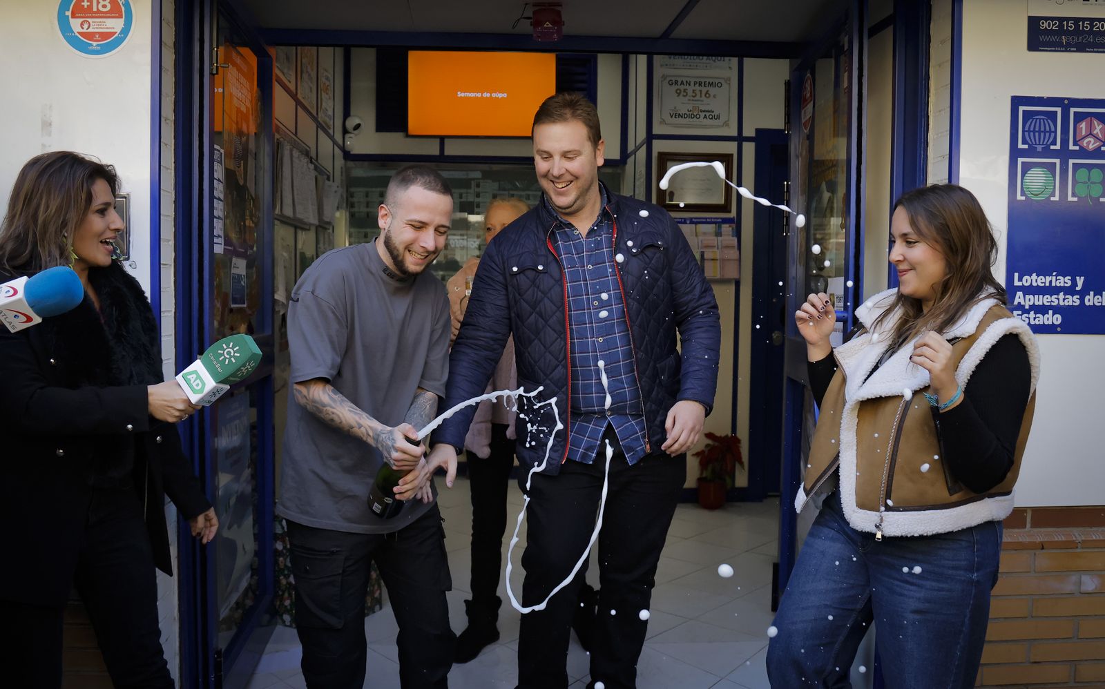 Alegría entre los premiados con el gordo de la Navidad en Montequinto, todas las fotos