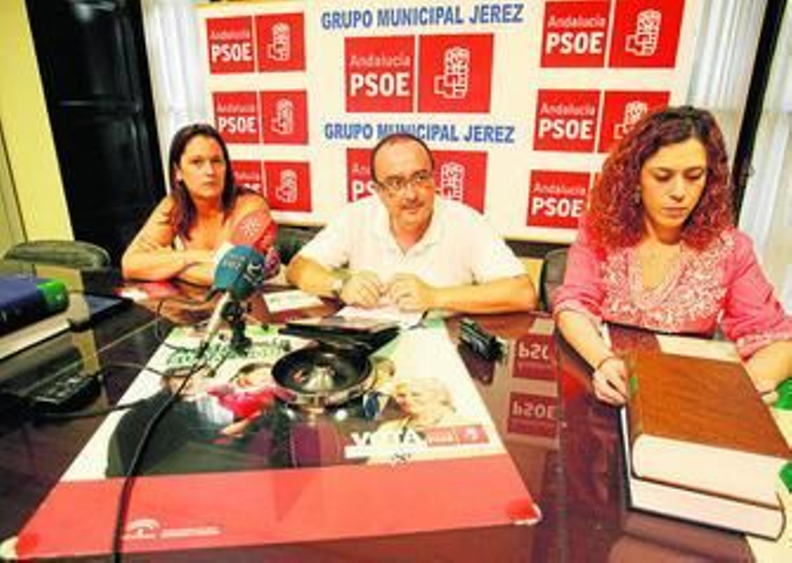 Ainhoa Gil, Juan Pedro Crisol y Miriam Alconchel, ayer en la sede del PSOE.