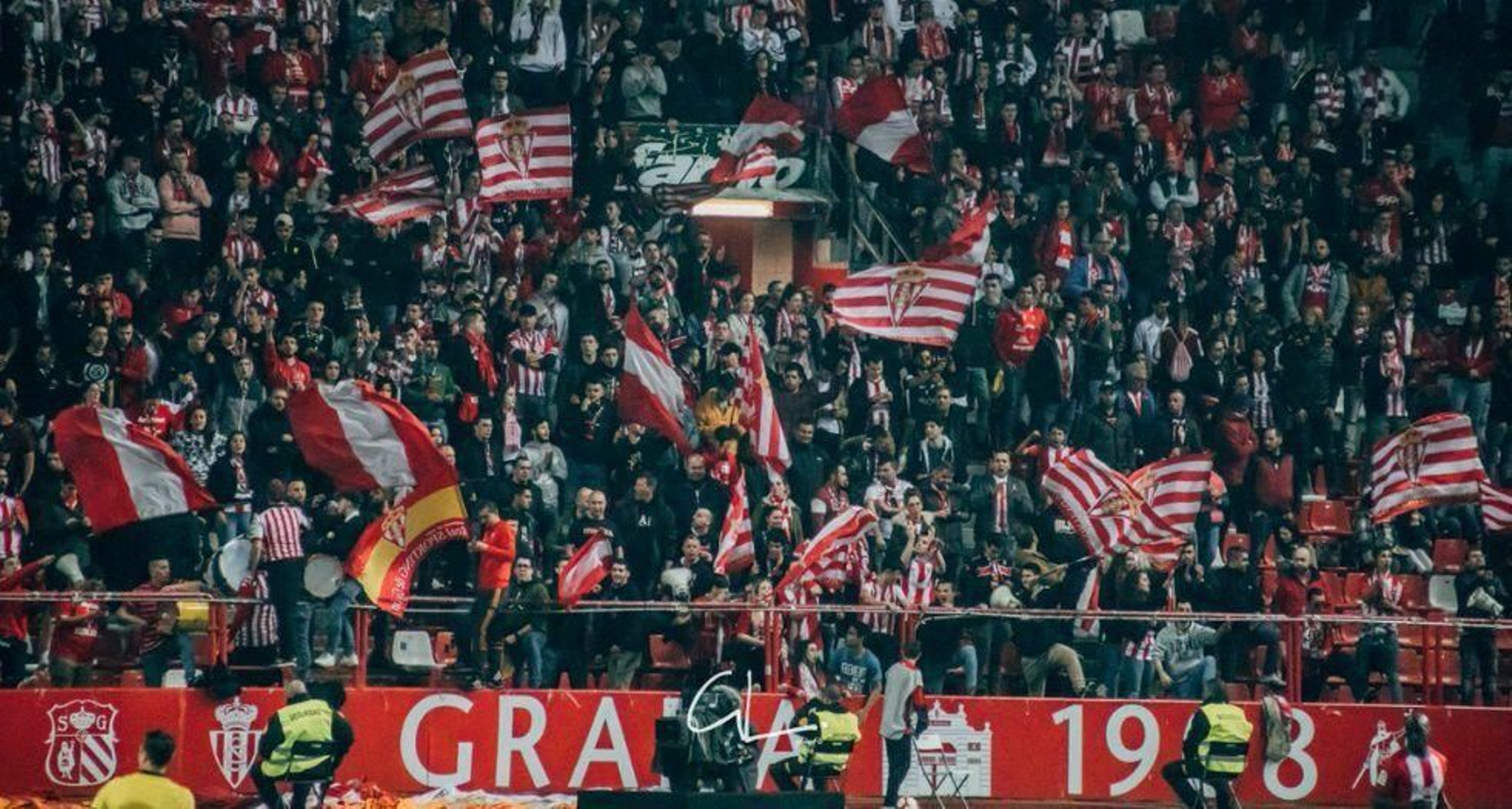 Espectacular imagen de la grada del Estadio El Molinón-Enrique Castro 'Quini' en un partido de este curso.