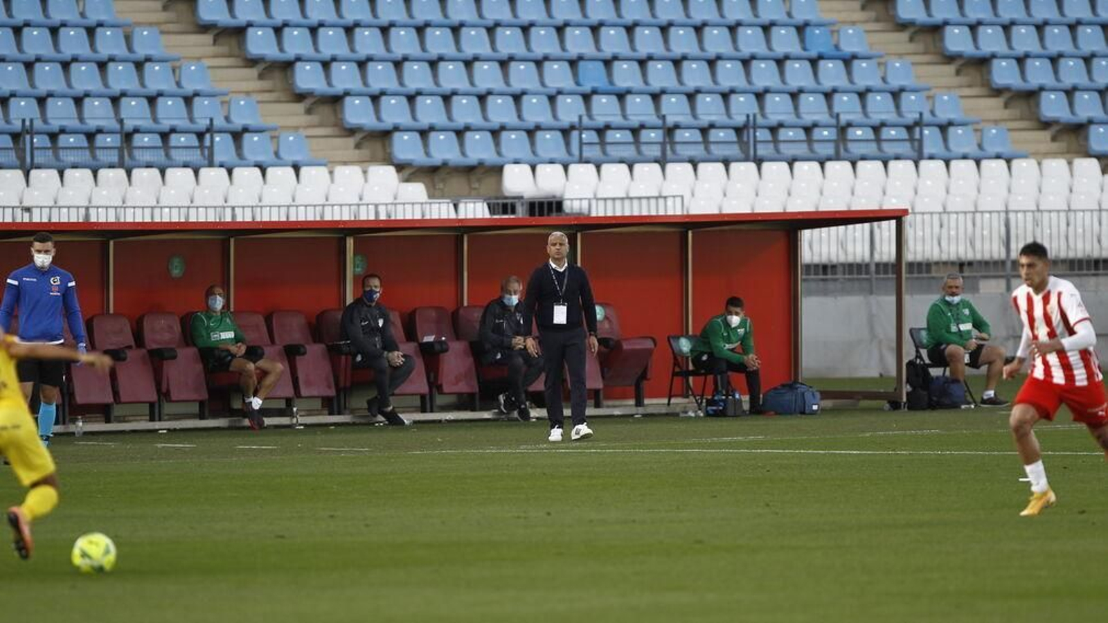Sergio Pellicer da instrucciones en el partido en Almería.