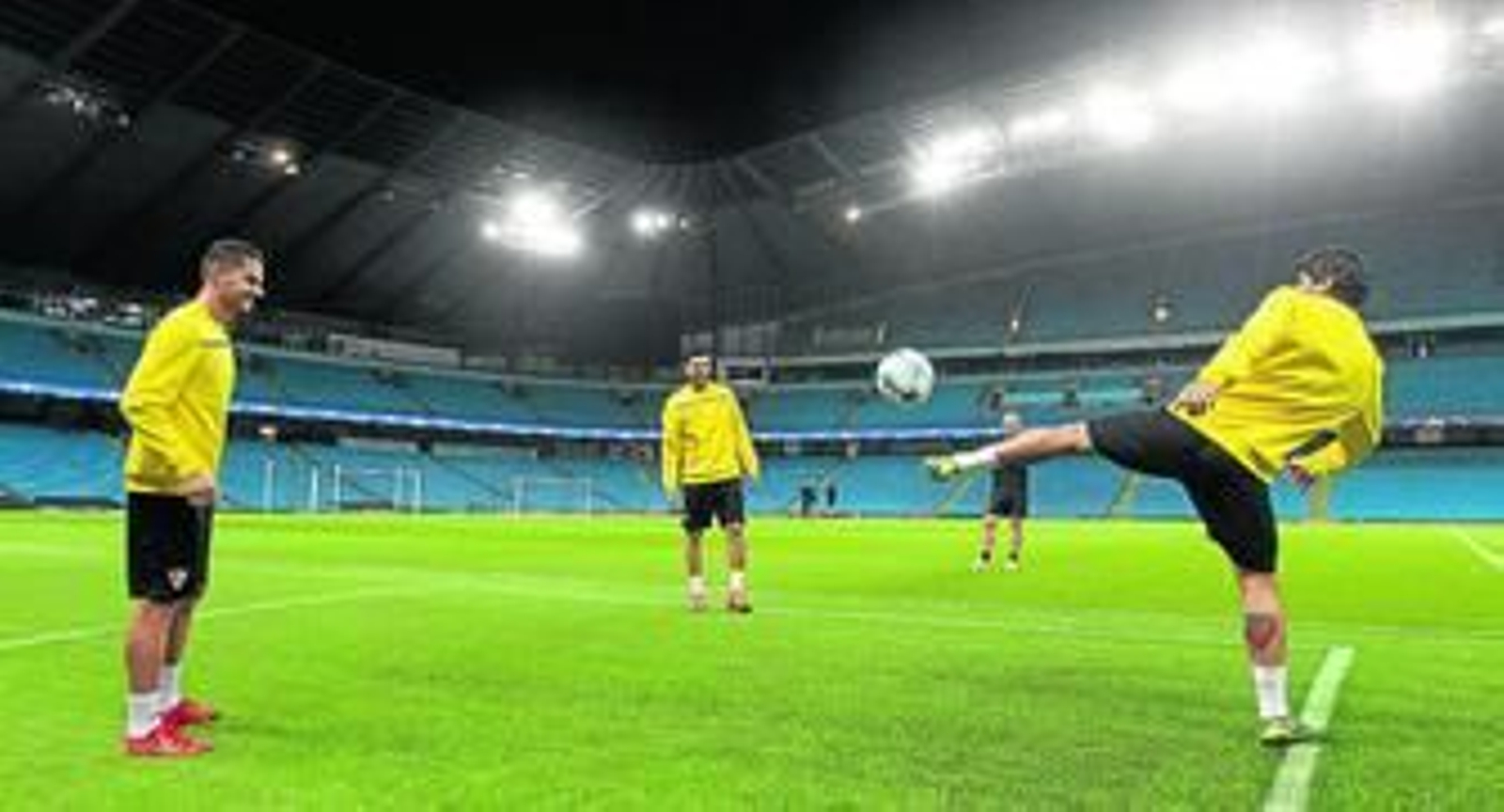Banega toca el balón con la espuela izquierda en el rondo que comparte con Vitolo y Reyes en el Etihad Stadium.