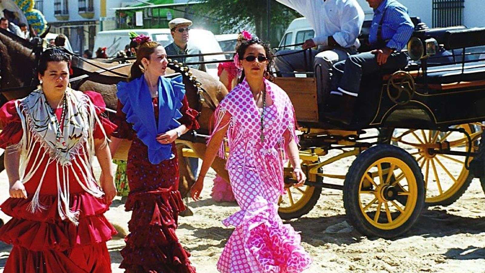 Mujeres caminando por las arenas.