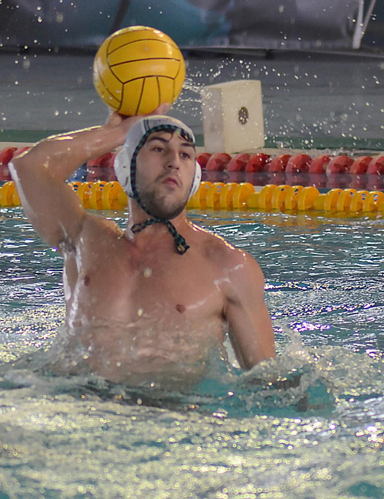 Momento del choque entre el Waterpolo Málaga y el Poble Nou.