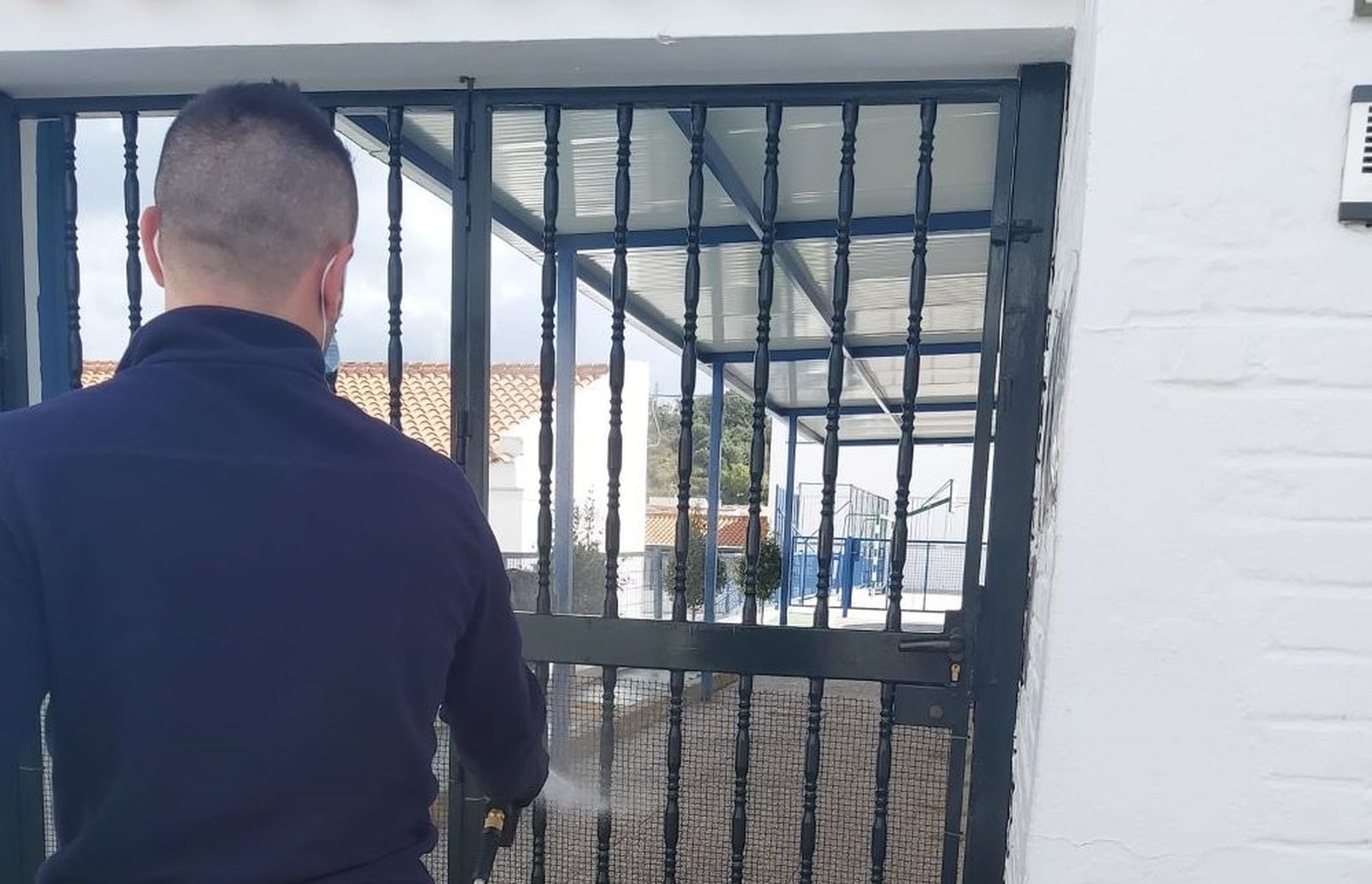 Los trabajos de desinfección de colegios en Castellar