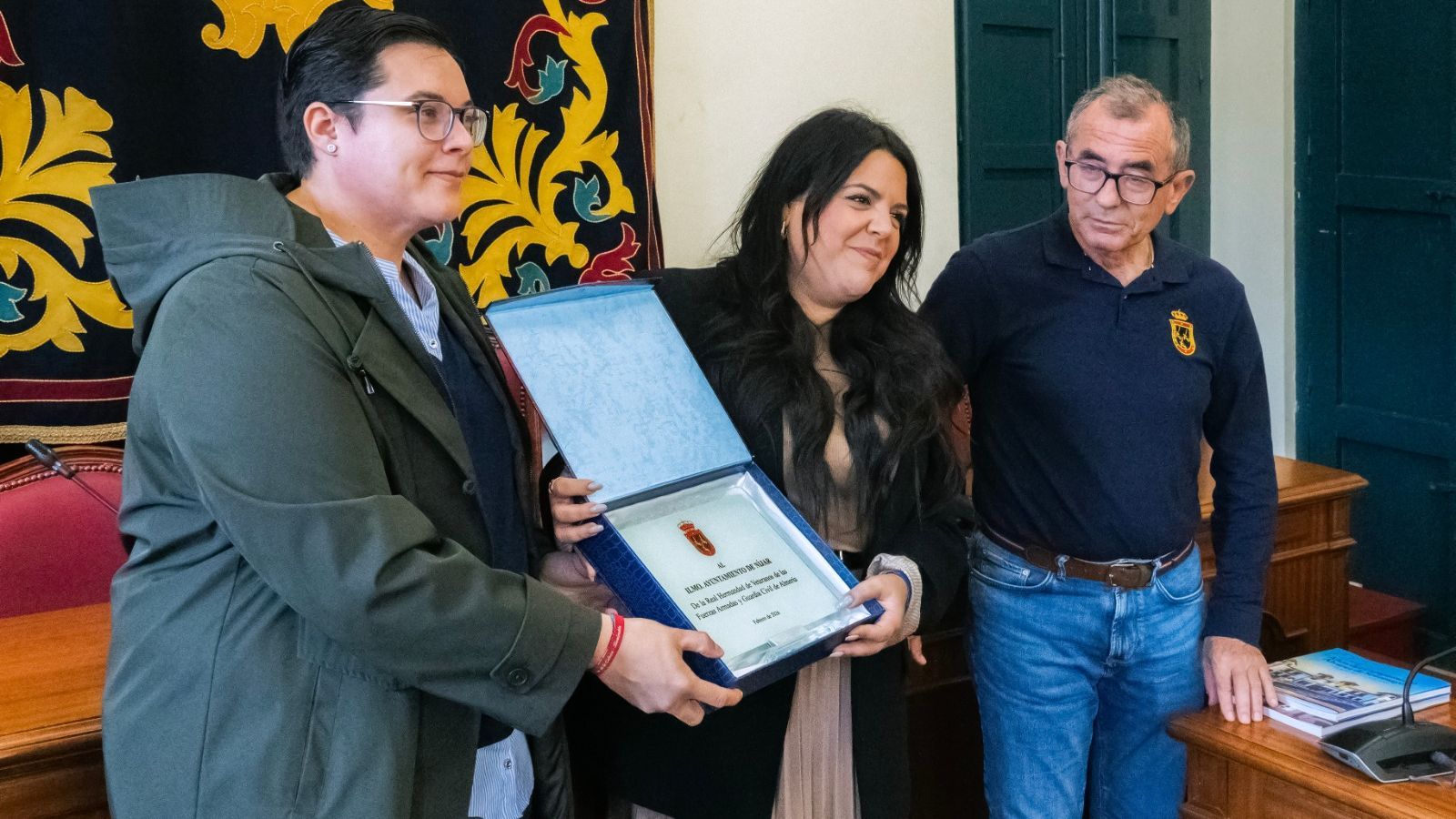 Entregando una placa de los Veteranos en recuerdo de la visita