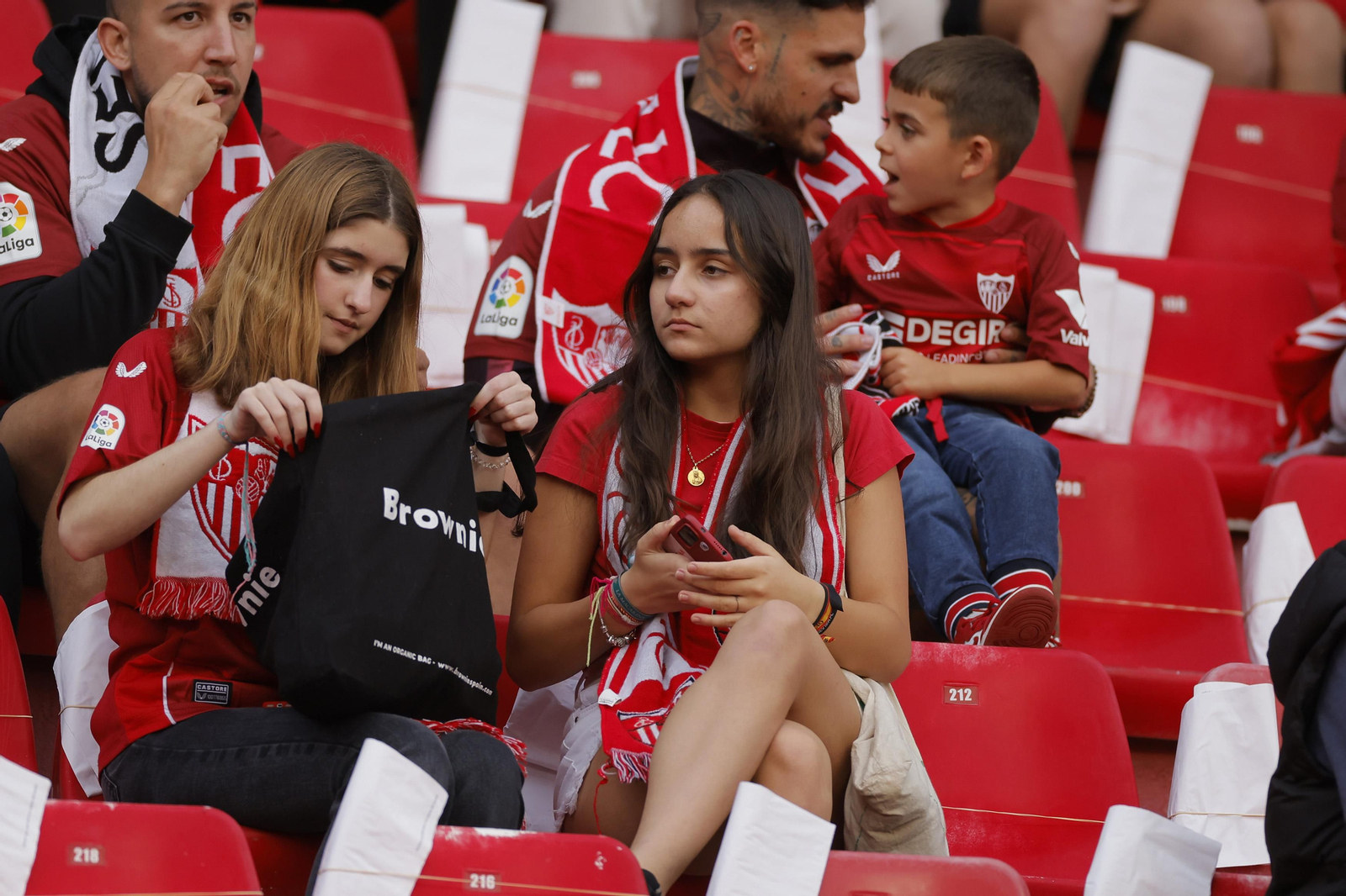 Búscate en las fotos del Sevilla-Juventus