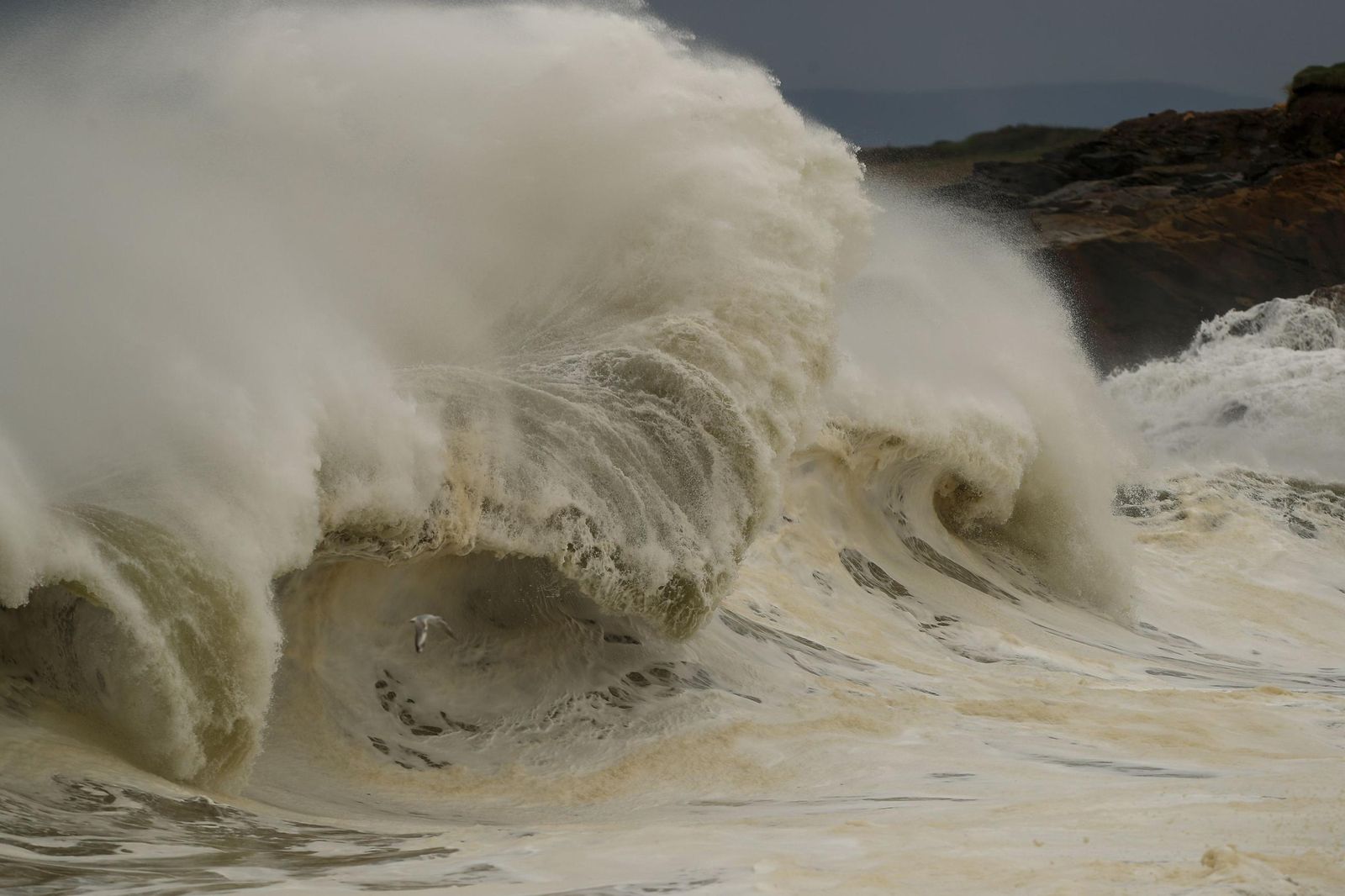Las impresionantes olas que provoca Herminia en la costa norte de España