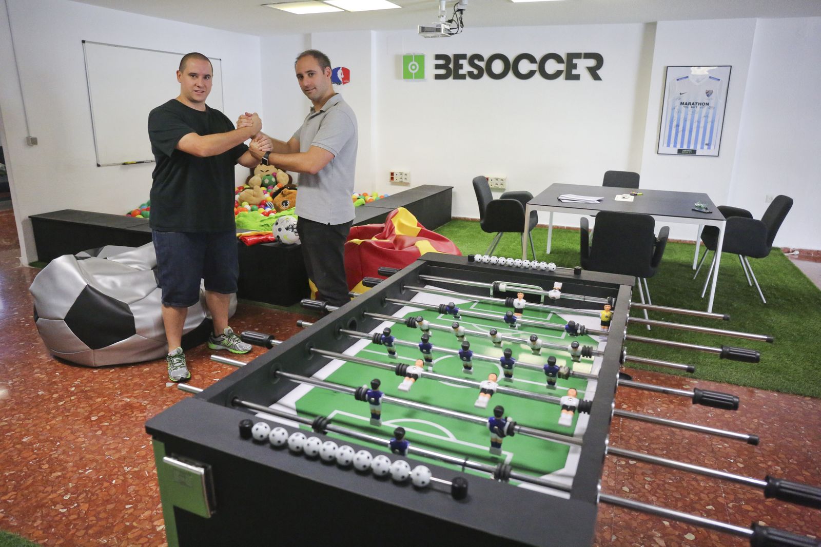 Manuel Gutiérrez y Javier González, en la sede de BeSocer en la Avenida de Andalucía.