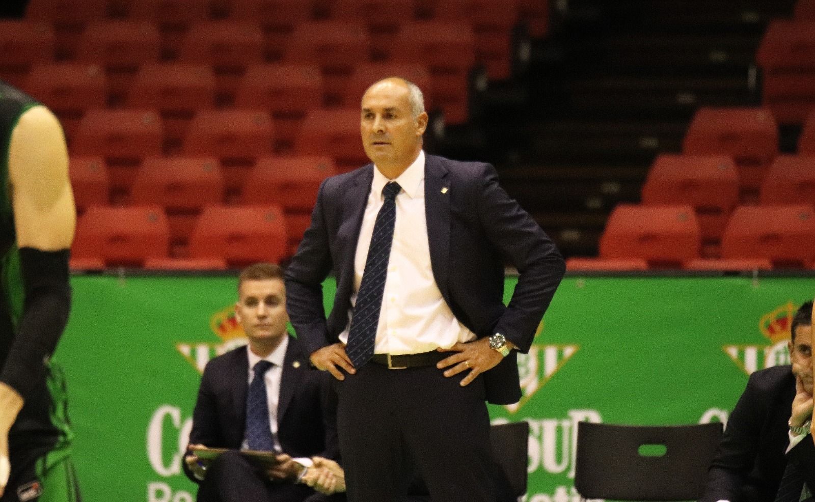 Curro Segura da instrucciones a sus jugadores en un partido.