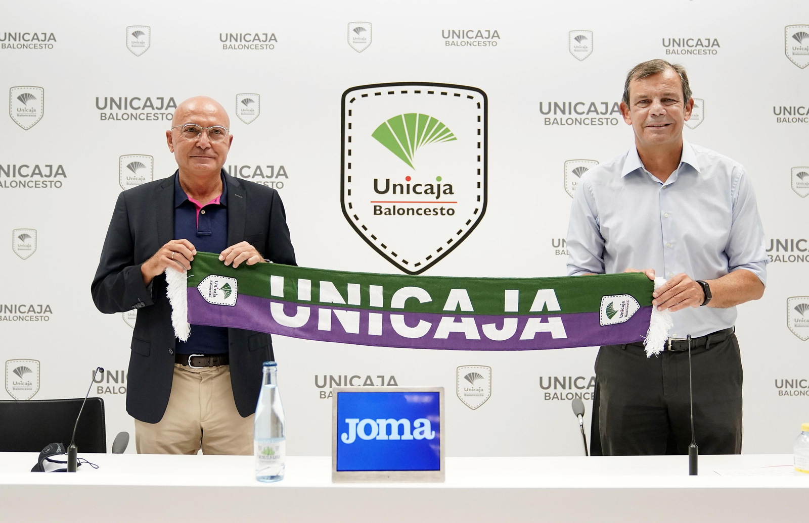 Antonio Jesús López Nieto y Juanma Rodríguez, con la bufanda del Unicaja. Antonio Jesús López Nieto y Juanma Rodríguez, con la bufanda del Unicaja.