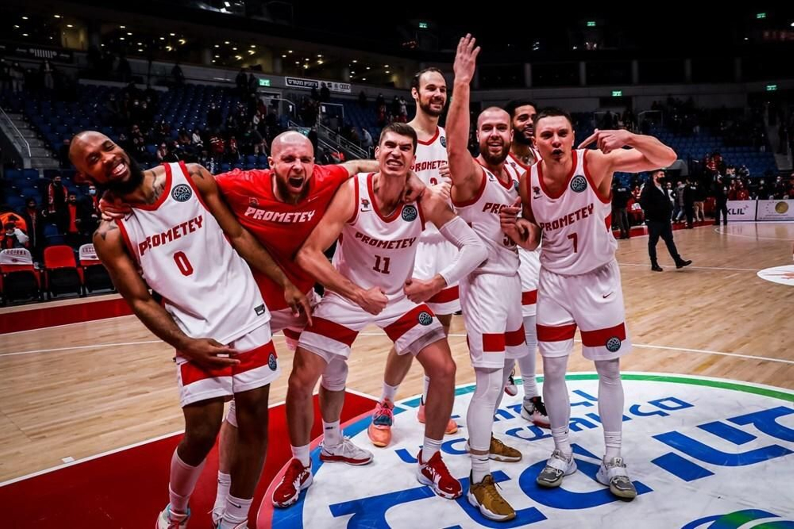 Varios jugadores del Prometey celebran la victoria en Israel.