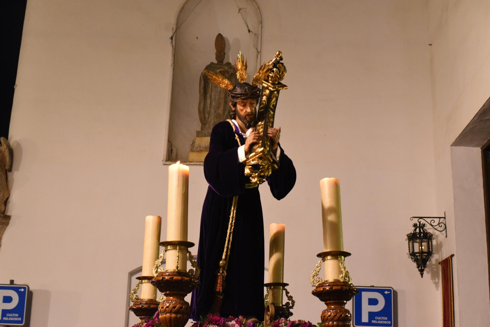 El vía crucis del Señor de Pasión por las calles de San Basilio, en imágenes