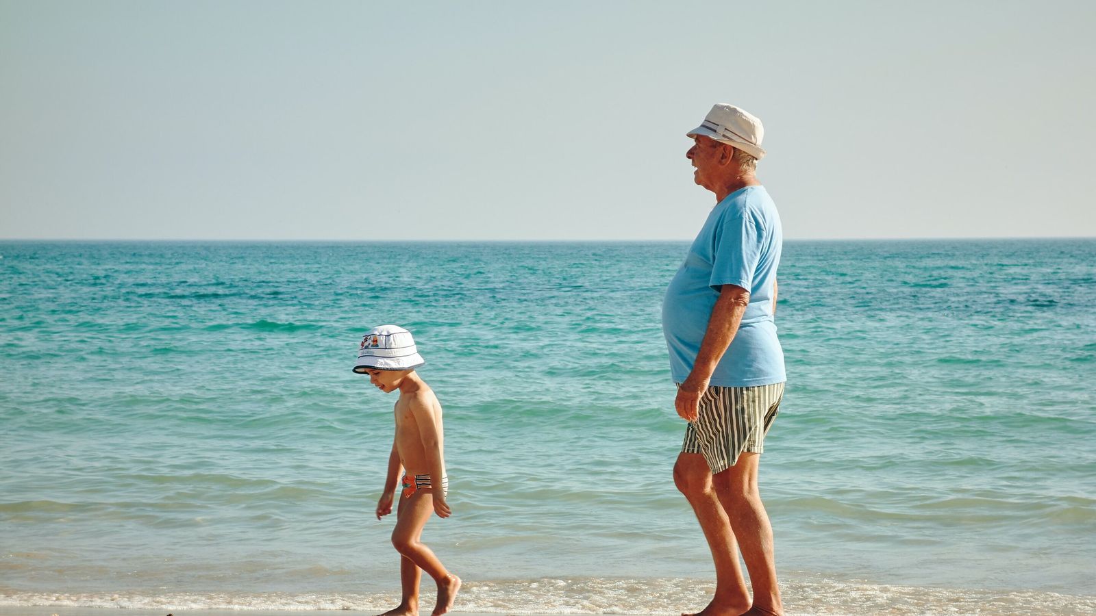 A partir de los 65 años hay que evitar salir y pasear en las horas centrales del día y extremar la protección  frente al sol.