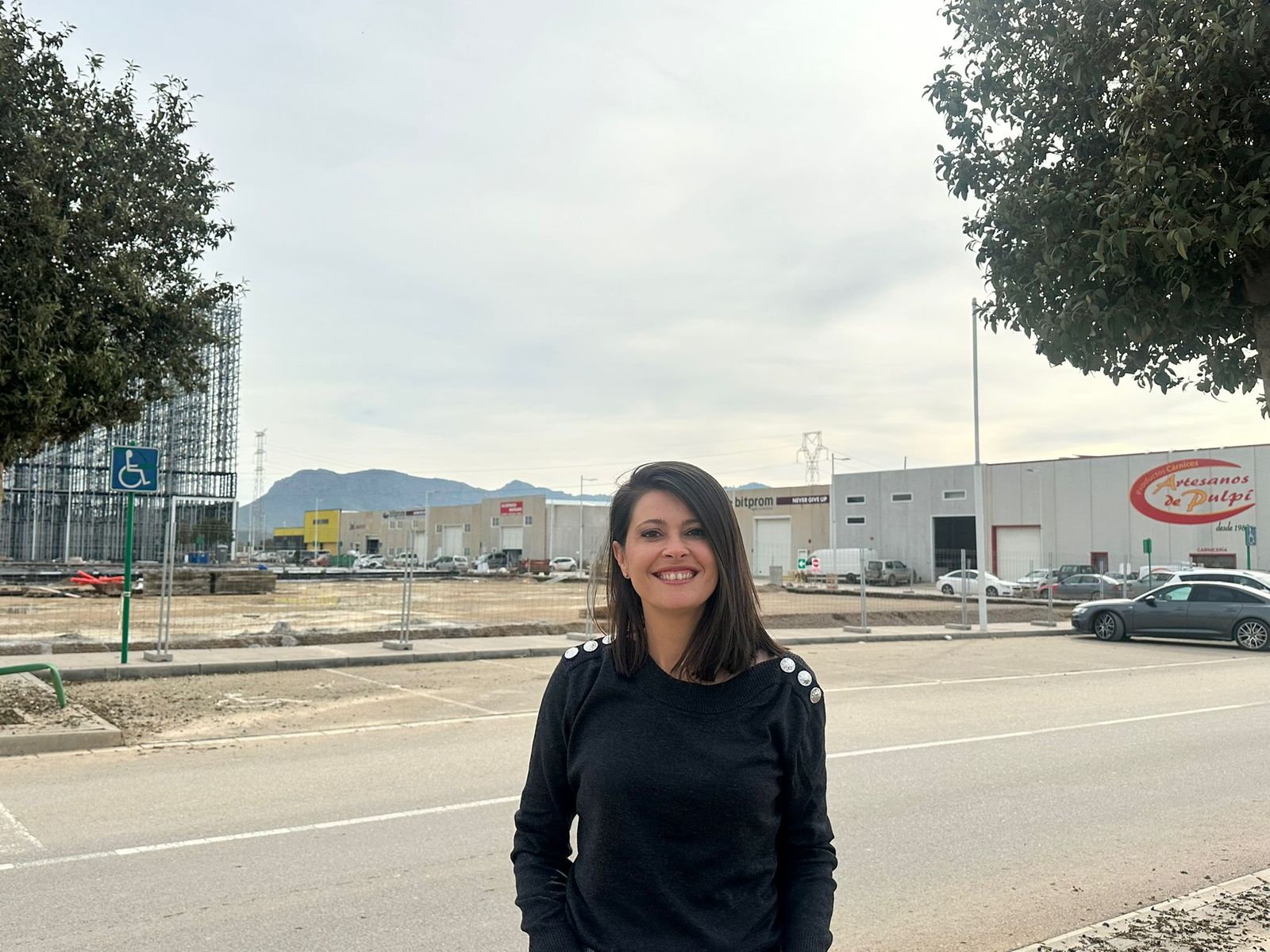 Ángeles Martínez con empresas de Pulpí al fondo.