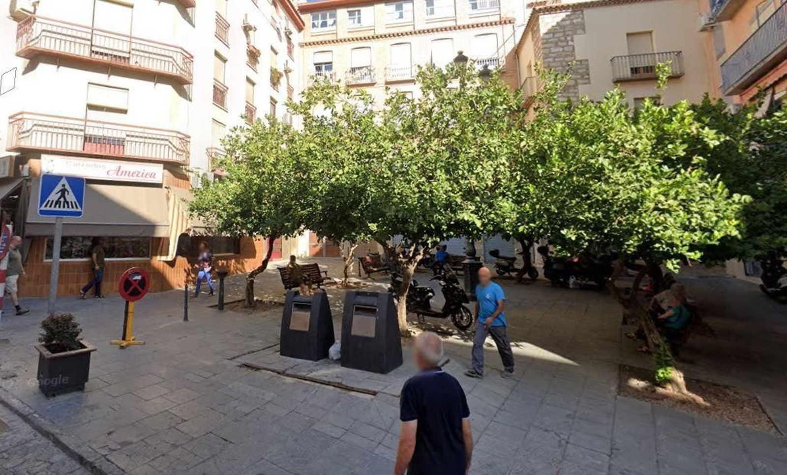 La conocida Plaza Cervantes está ubicada frente al Teatro Darymelia.