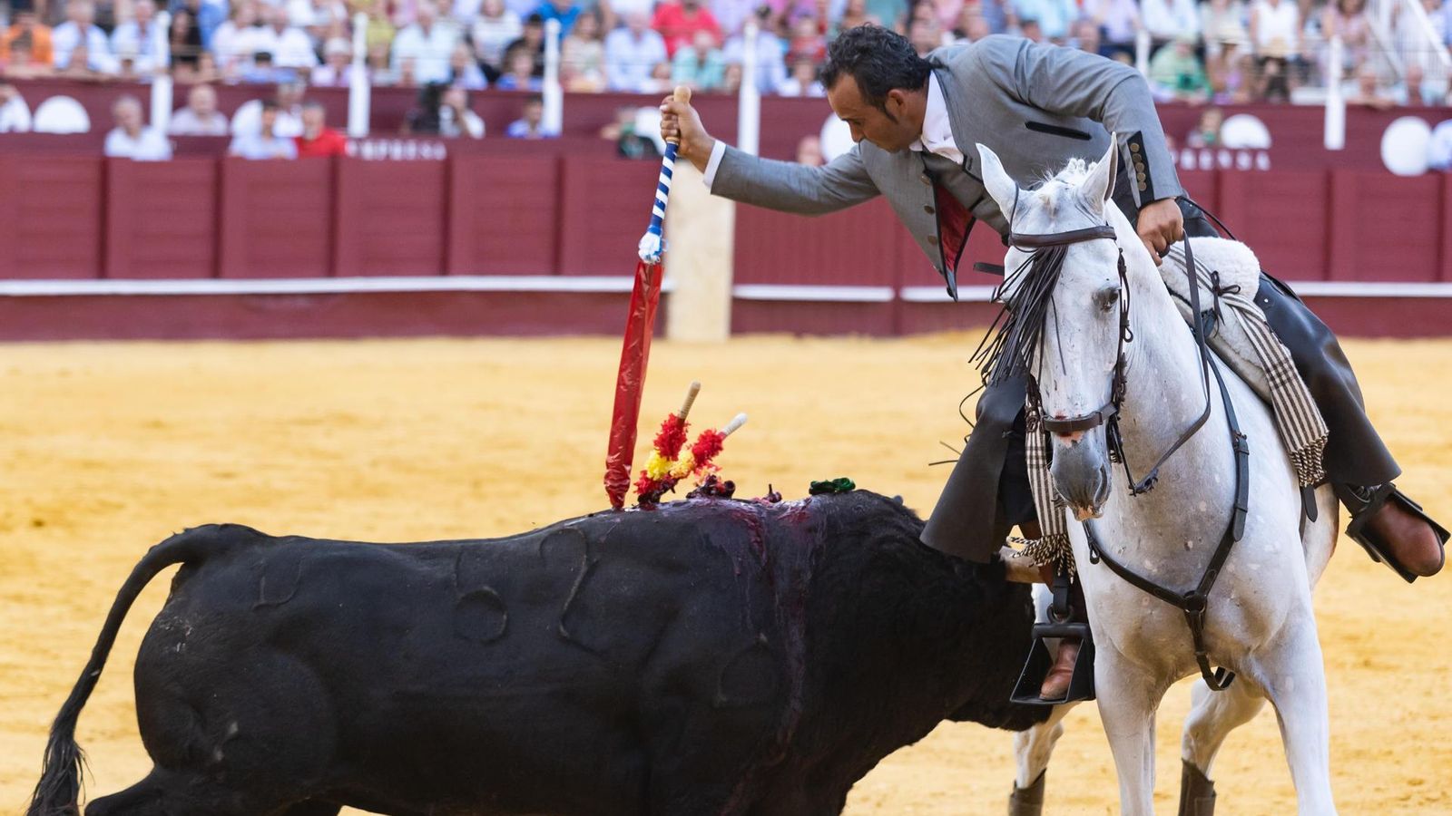 El rejoneador Ferrer Martín durante la lidia al primero de su lote.