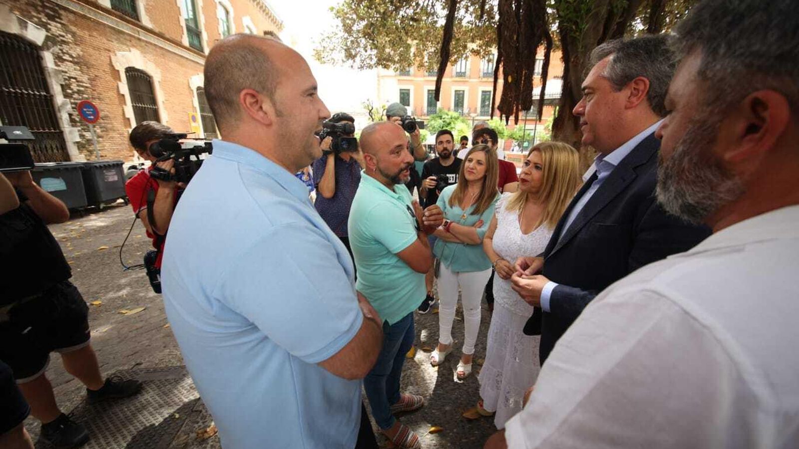 Espadas conversando con miembros del sector del taxi de la ciudad.