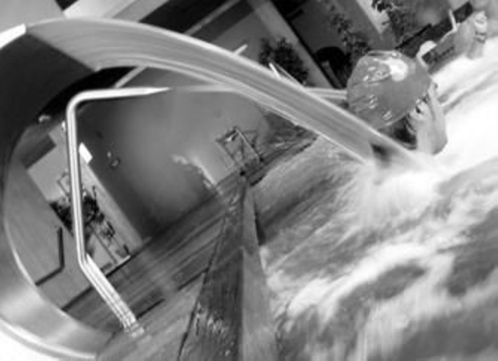 Uno de los clientes del Spa Club Jerez, dándose un masaje con uno de los chorros de la piscina.