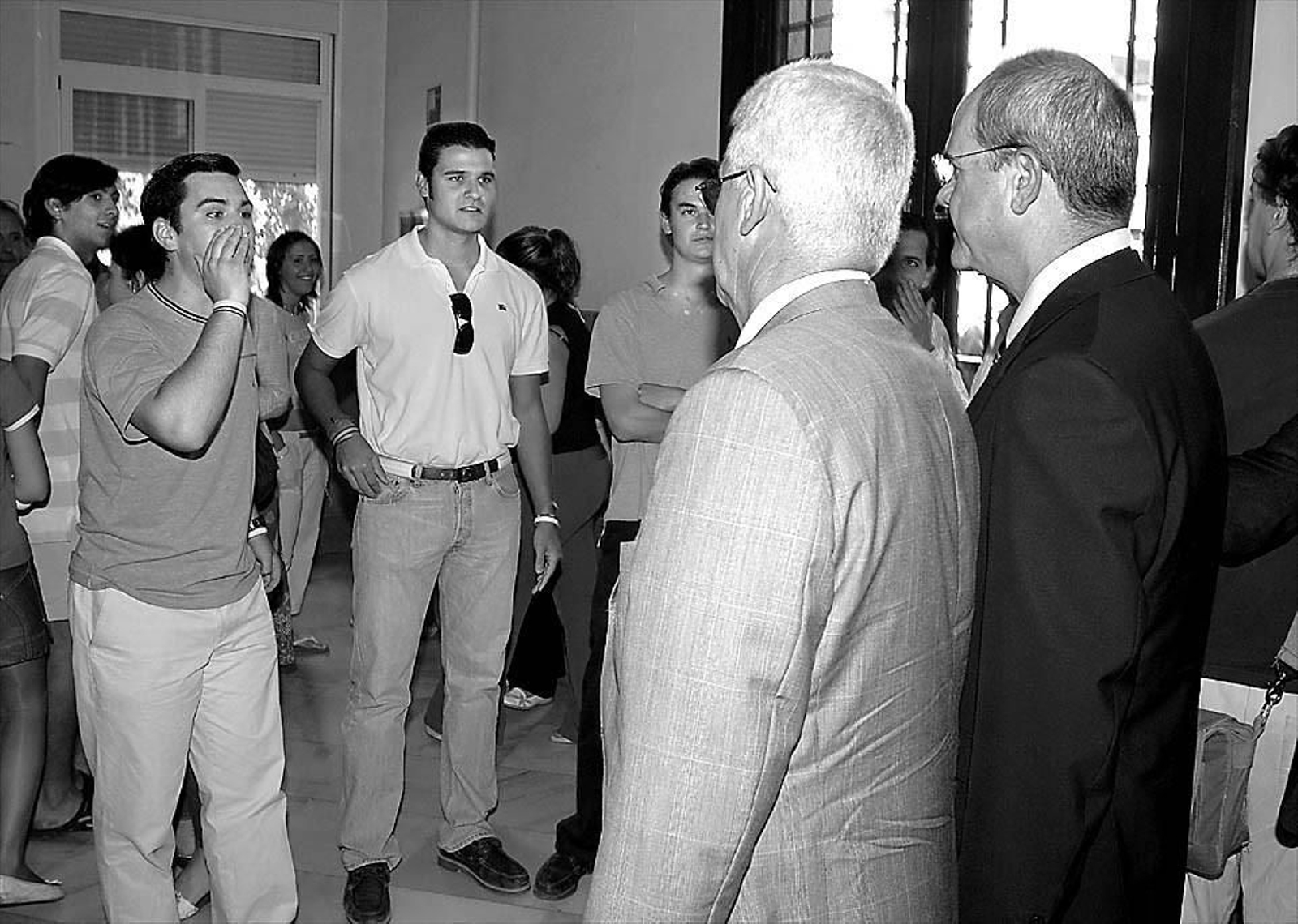 Antonio Duarte (izquierda) grita a Manuel Chaves (derecha) en un acto celebrado en Ciencias Políticas.