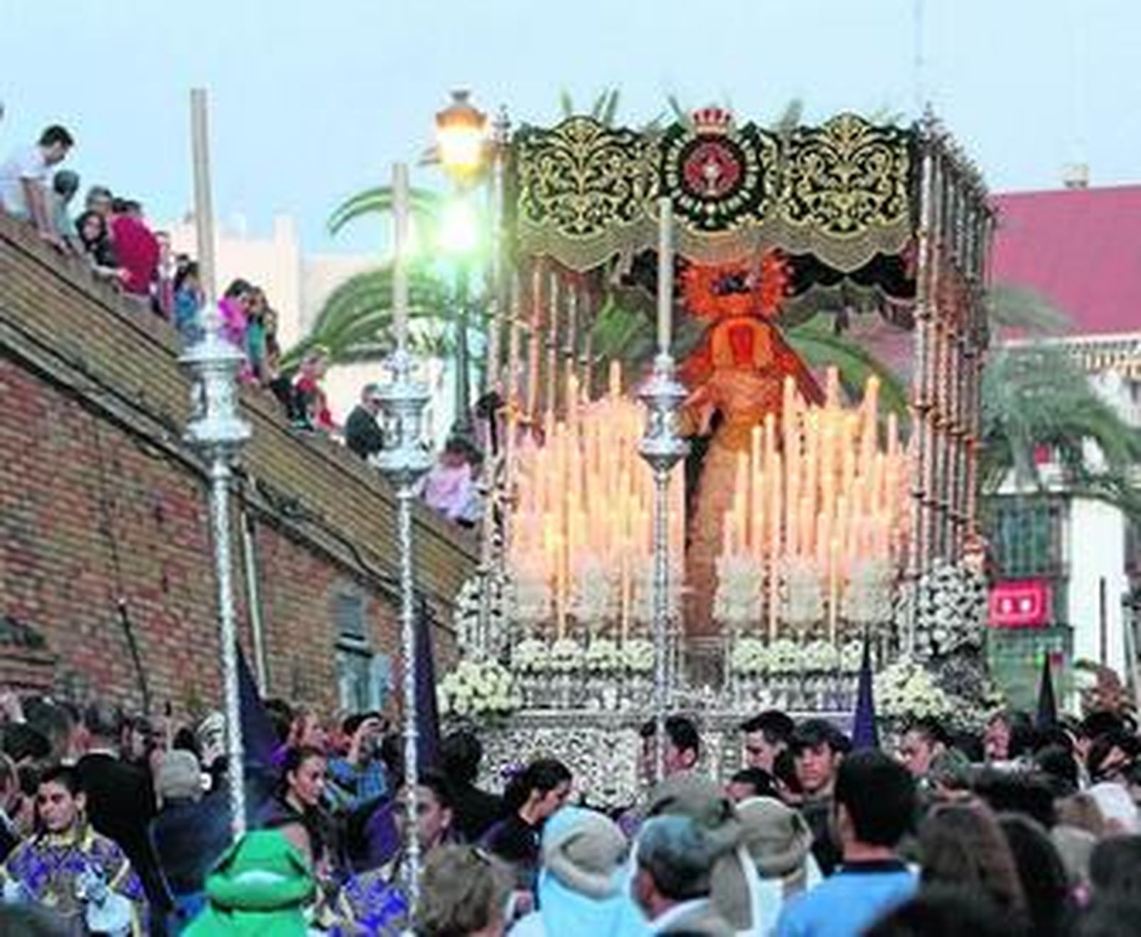 La Virgen del Refugio abandonando la Plaza de San Pedro.