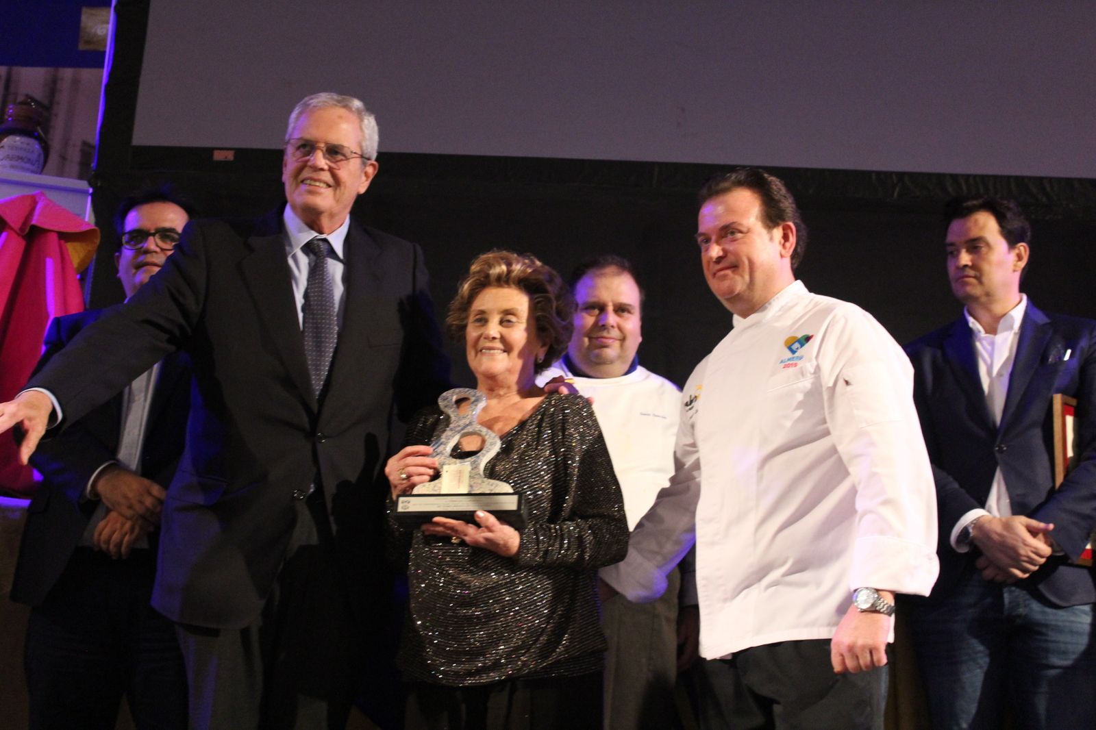Manola Baraza recoge un reconocimiento del Ayuntamiento de Vera.