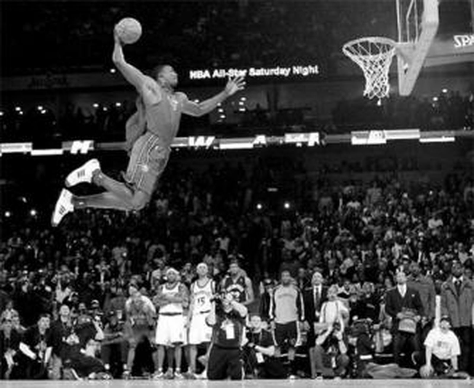 Dwight Howard realiza un espectacular mate con la capa de Superman atada al cuello.