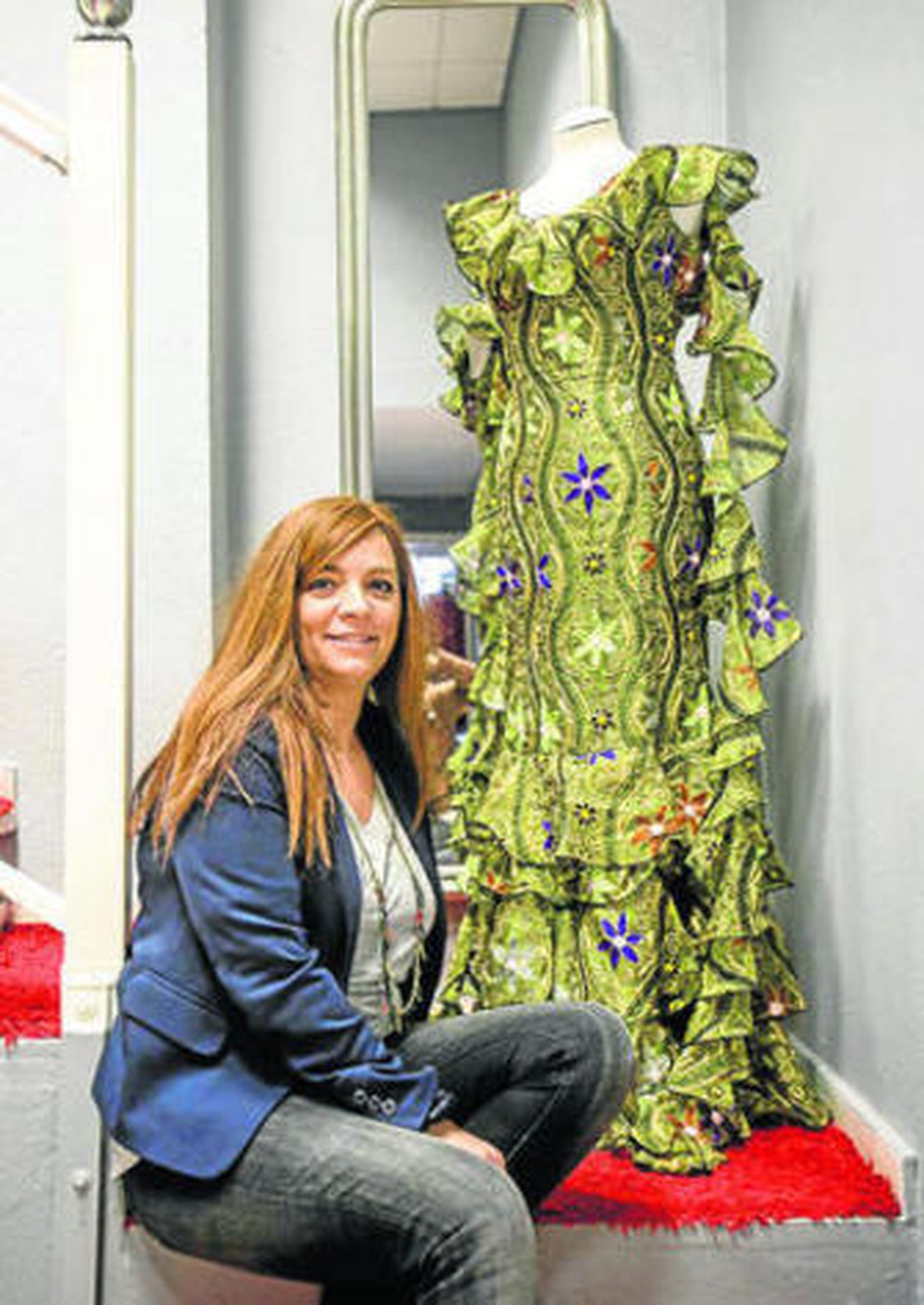 Eva Zamorano con uno de los diseños que presentará en Barcelona.