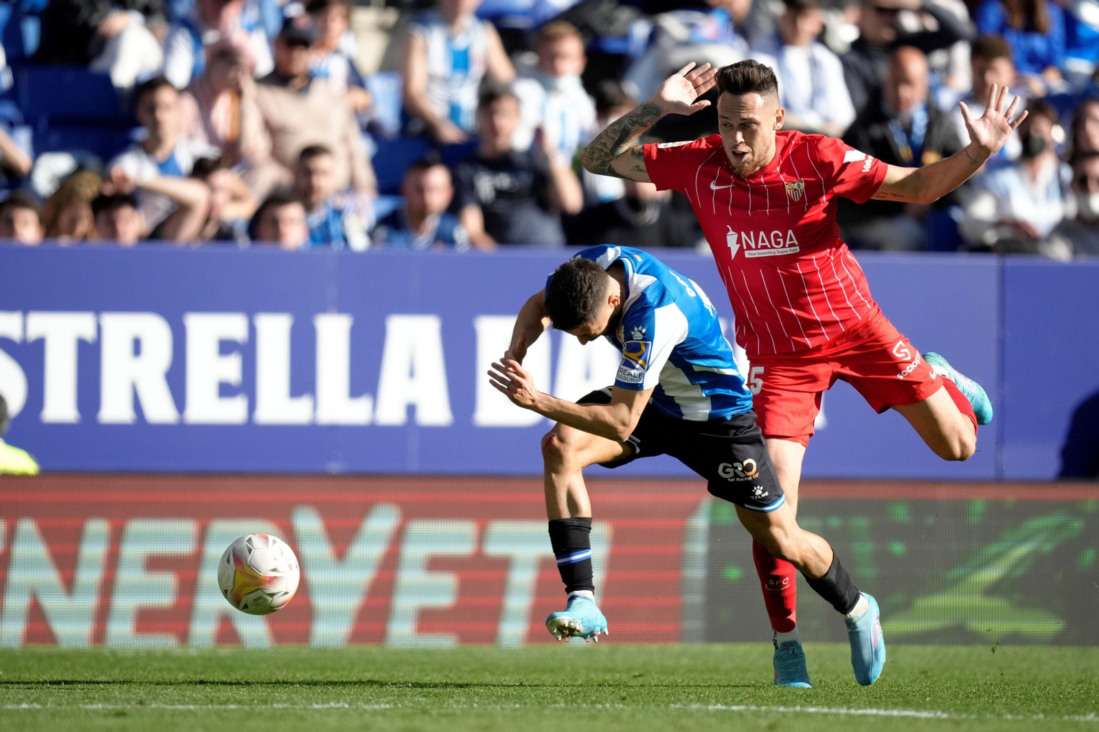 Ocampos tropieza con Óscar Gil y lo derriba en la acción de la amarilla.
