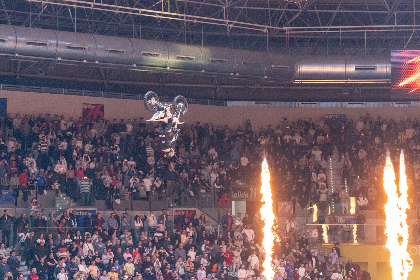 En imágenes: el Olivo Arena vibra con piruetas y motor en estado puro en el Soloflow Freestyle (2)