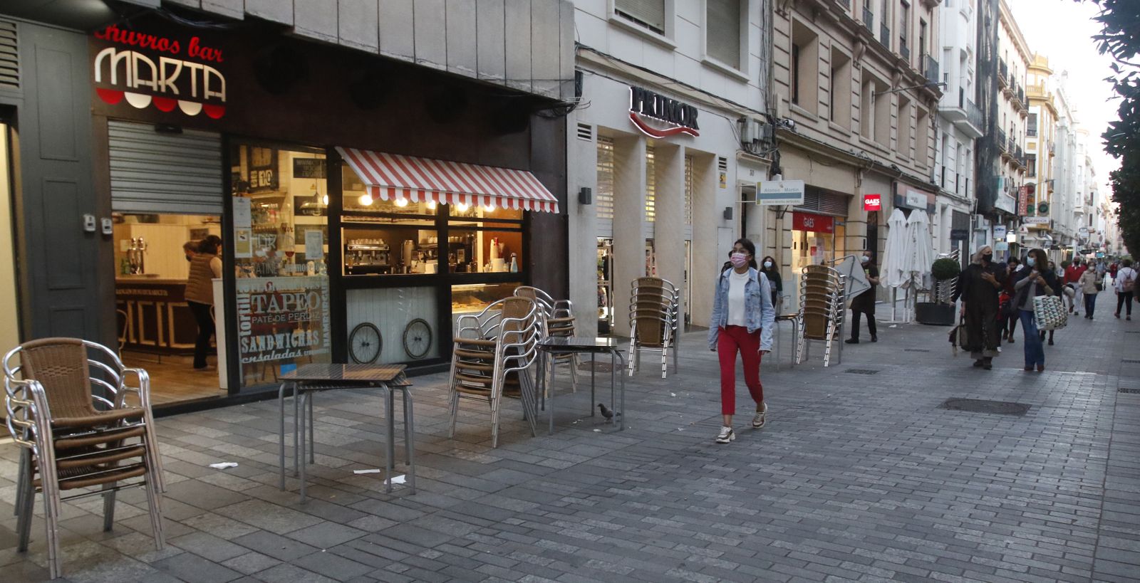 La primera tarde de cierre de bares y comercio en Córdoba, en fotografías