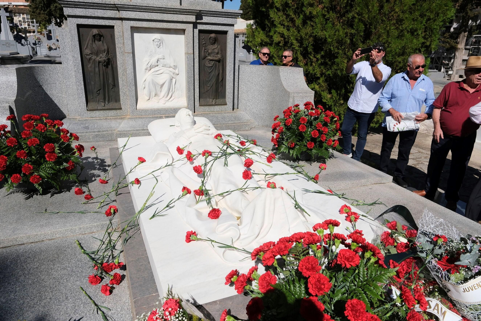 Las fotografías de la ofrenda floral a Manolete en Córdoba: entre claveles rojos y hazañas