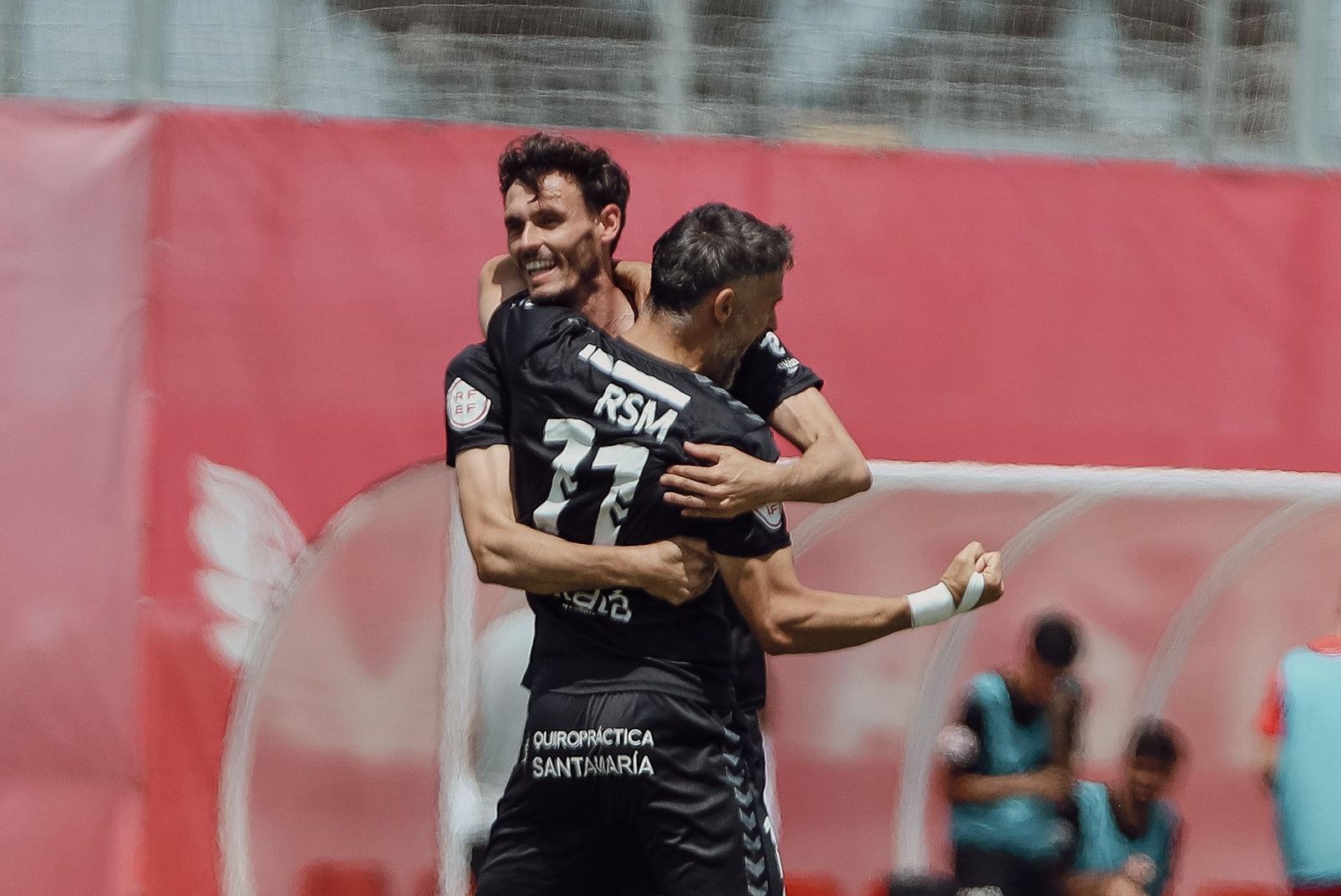 Dos jugadores del Atlético Celebran un tanto.