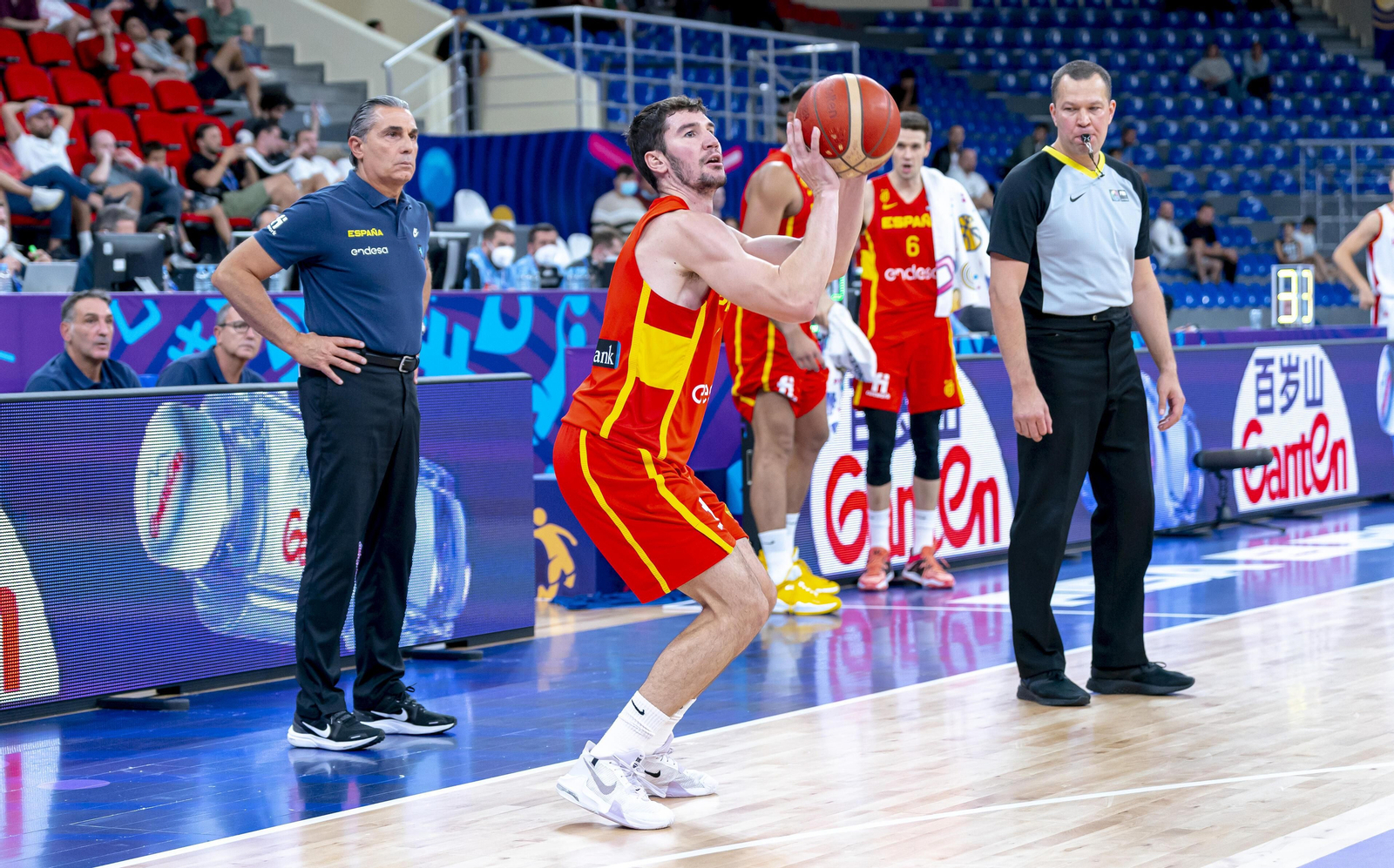 Las fotos del duelo entre Brizuela y Alberto Díaz con Kendrick Perry en el Eurobásket