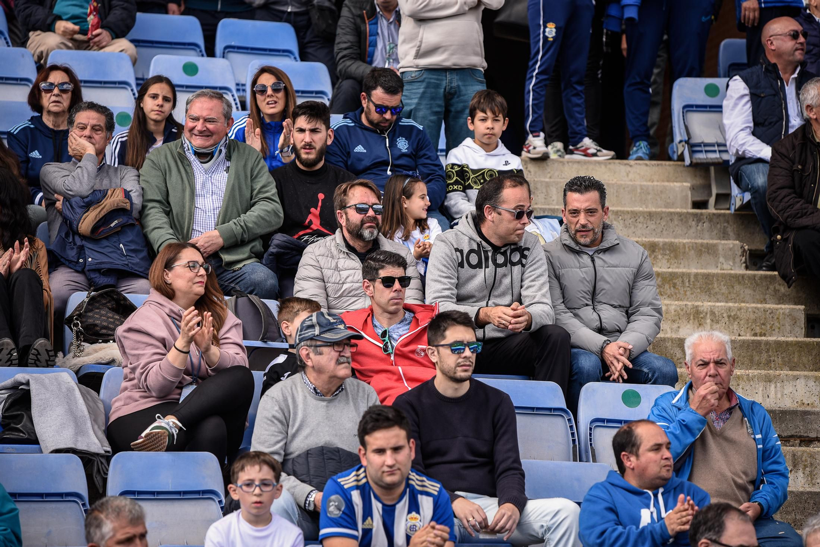 Imágenes de la afición en el Colombino en el Recreativo - Antequera