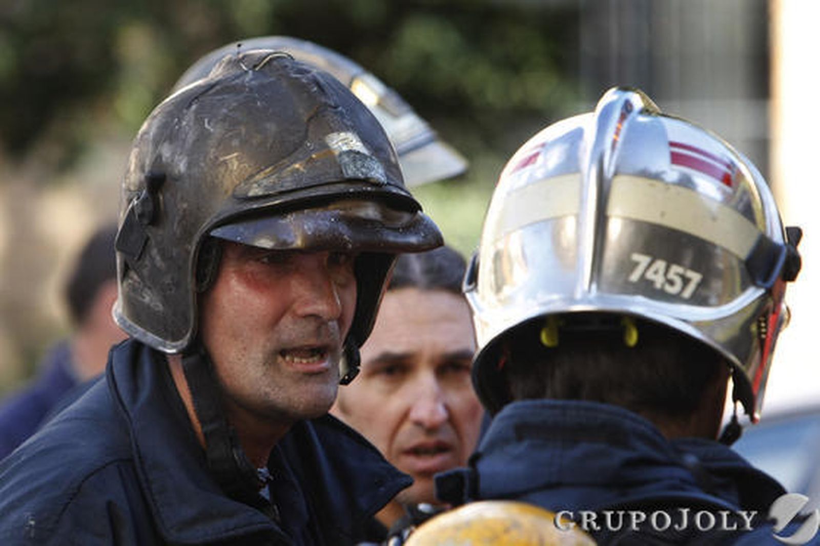 Bomberos intervienen en el incendio de una vivienda en la calle María Auxiliadora de la capital.

Foto: Jose Braza